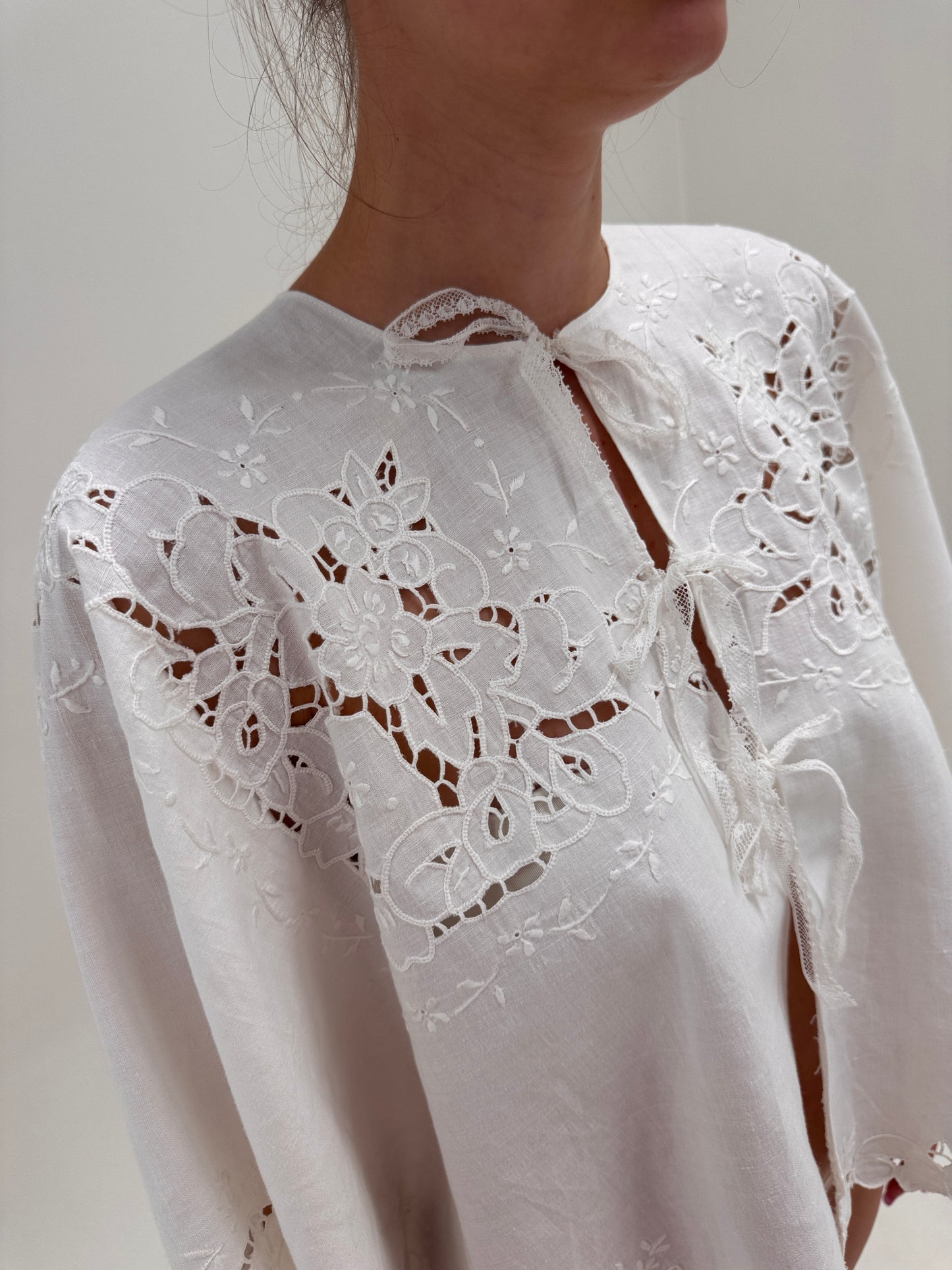 Top bijuterie din pânză de bumbac cu broderie manuală in croi amplu