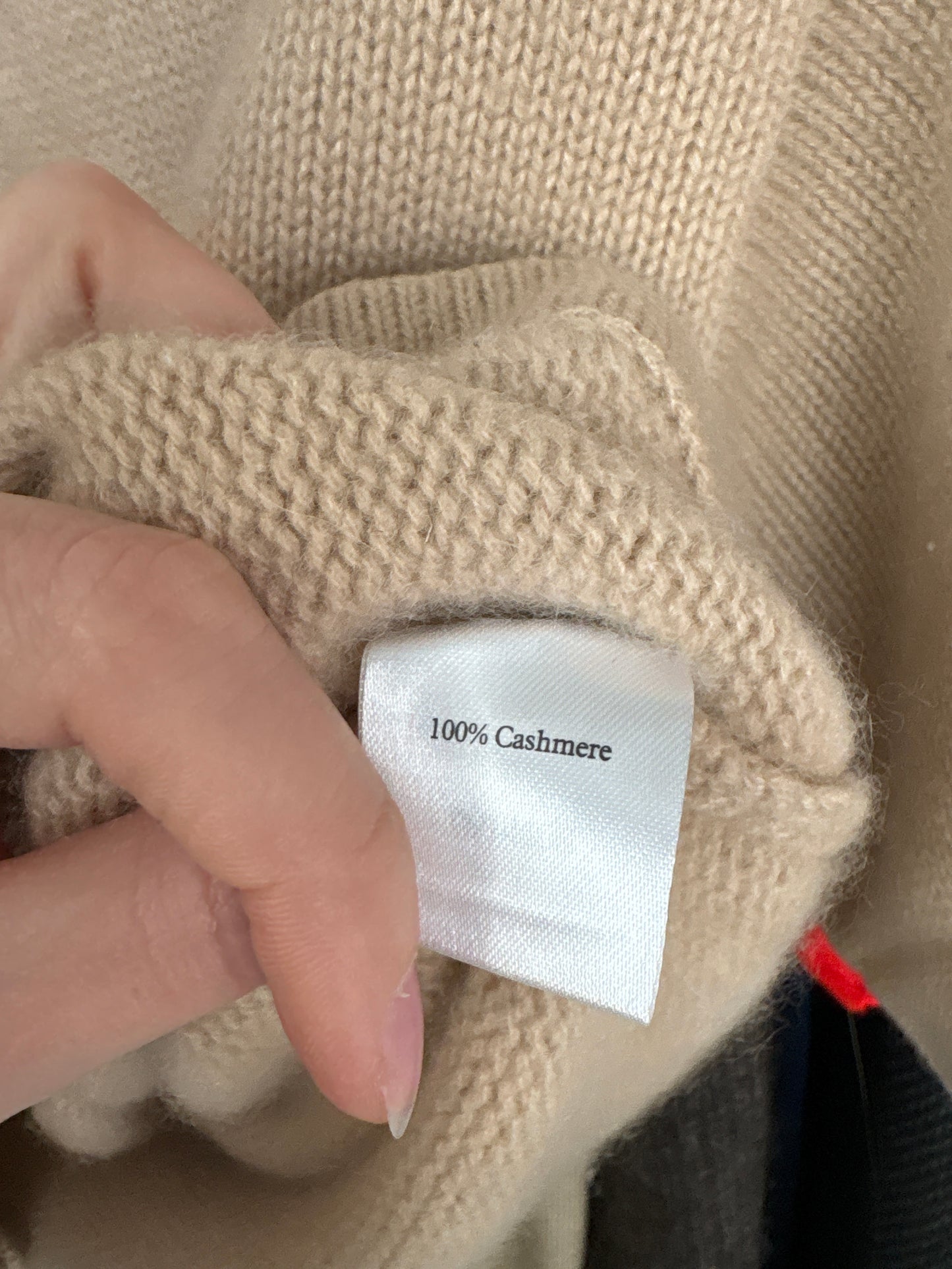 Top camel din cașmir în croi ușor cropped și nasturi decorativi