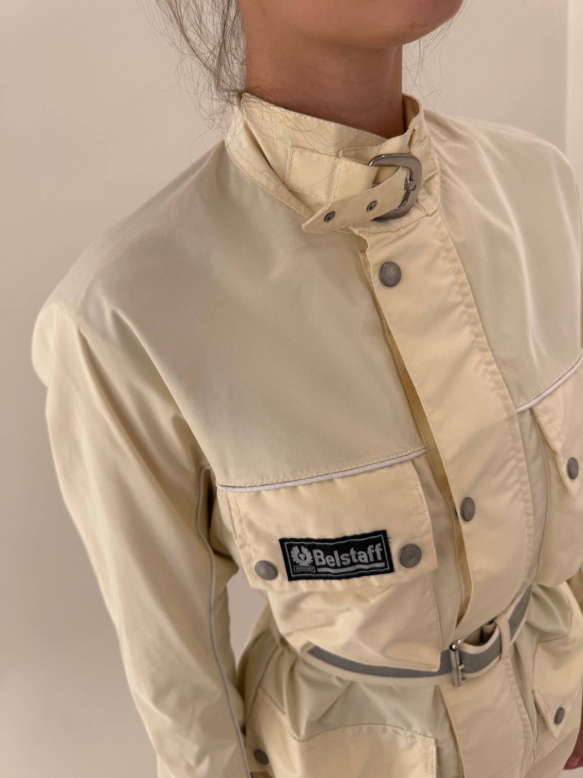 Geaca tehnică luxury Belstaff model Trialmaster cu talie marcată din gabardină impermeabilă