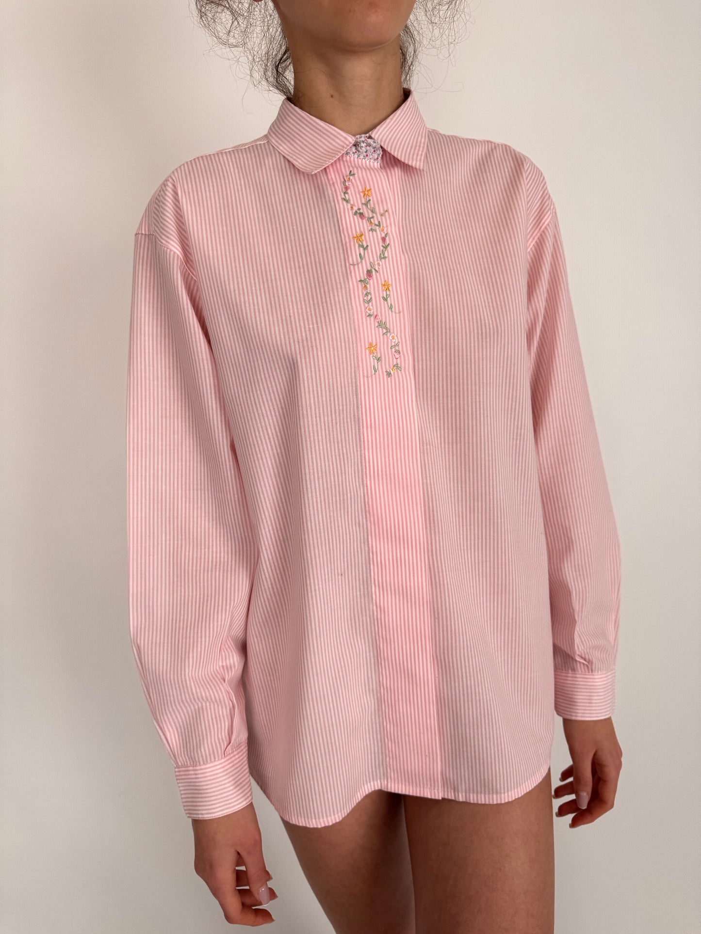 Cămașa vintage brodată cu dungi baby pink din poplin de bumbac