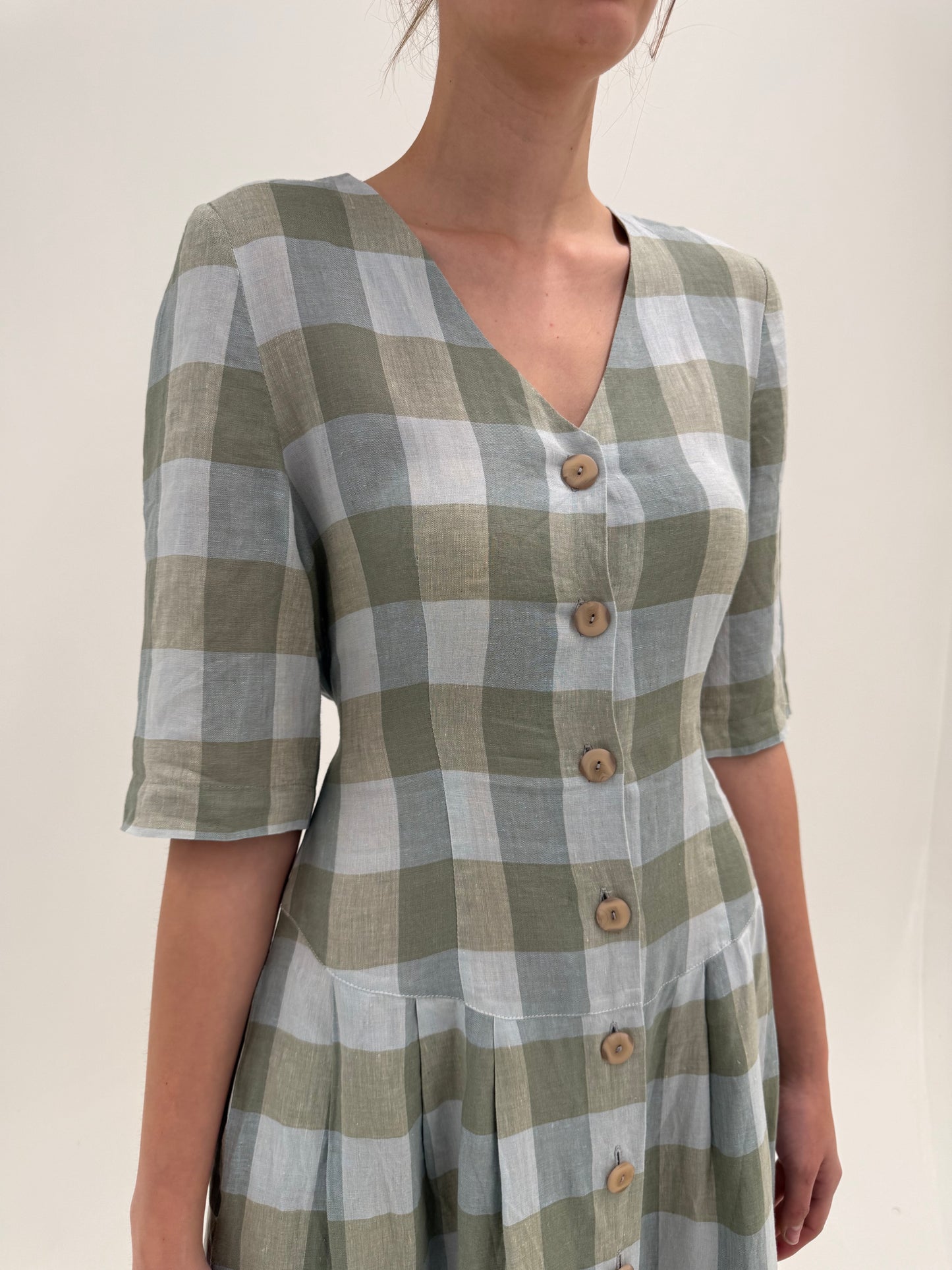 Rochie maxi din pânză de mătase naturală și în cu talie marcată în culori pudrate