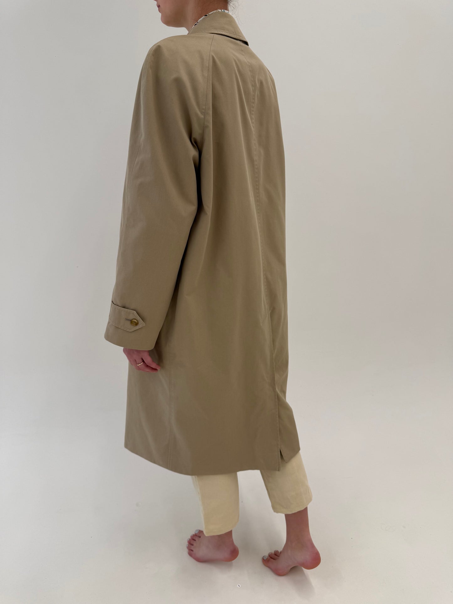 Trench Burberry vintage în croi clasic din gabardină camel cu interior specific