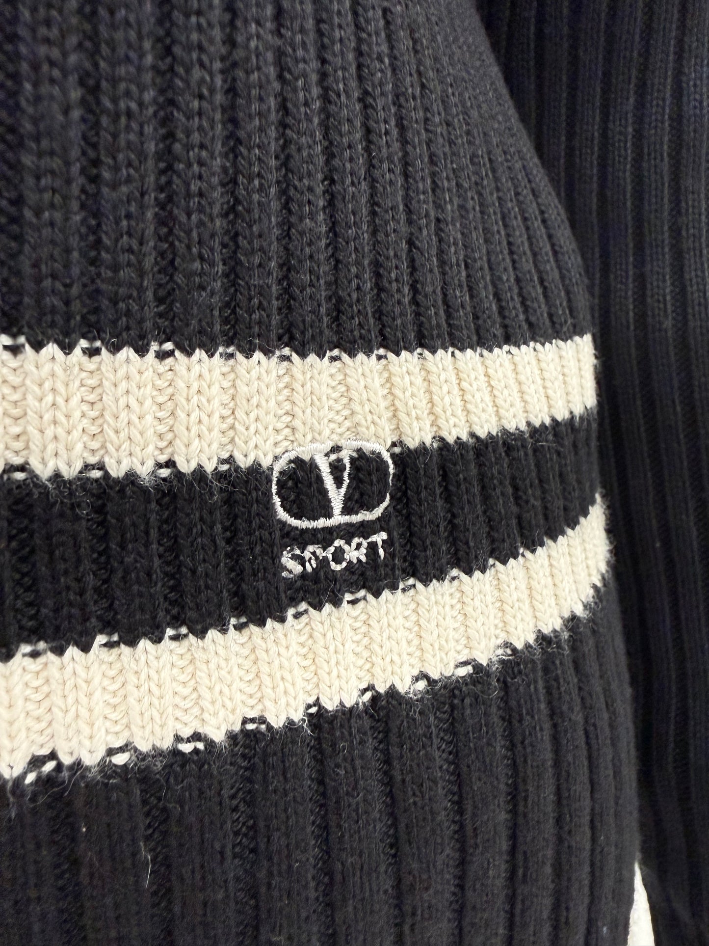 Jacheta Valentino alb negru din jerse ribbed cu logo discret lateral