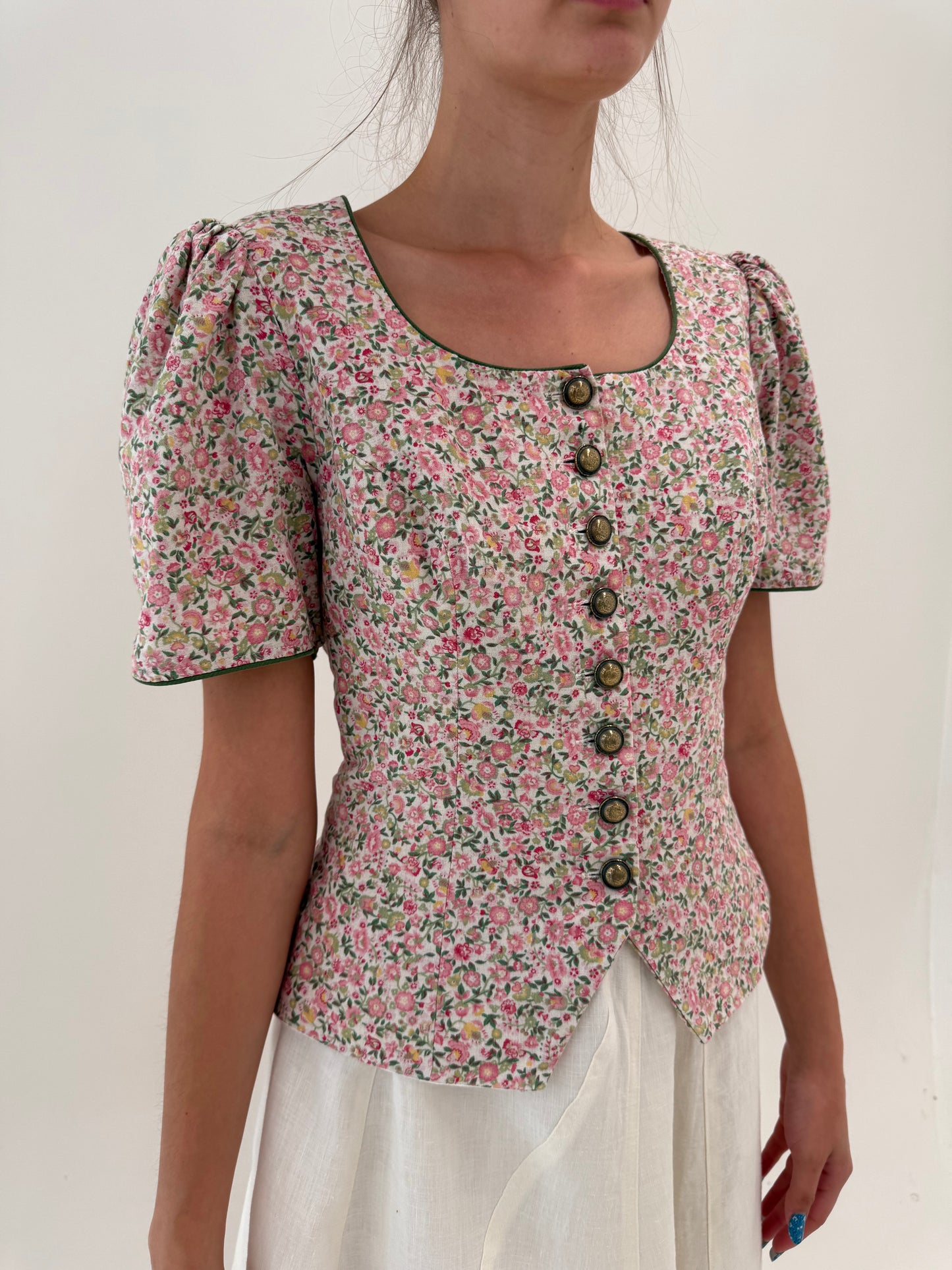 Corsaj vintage din pânză de in cu print floral delicat în culori pudrate