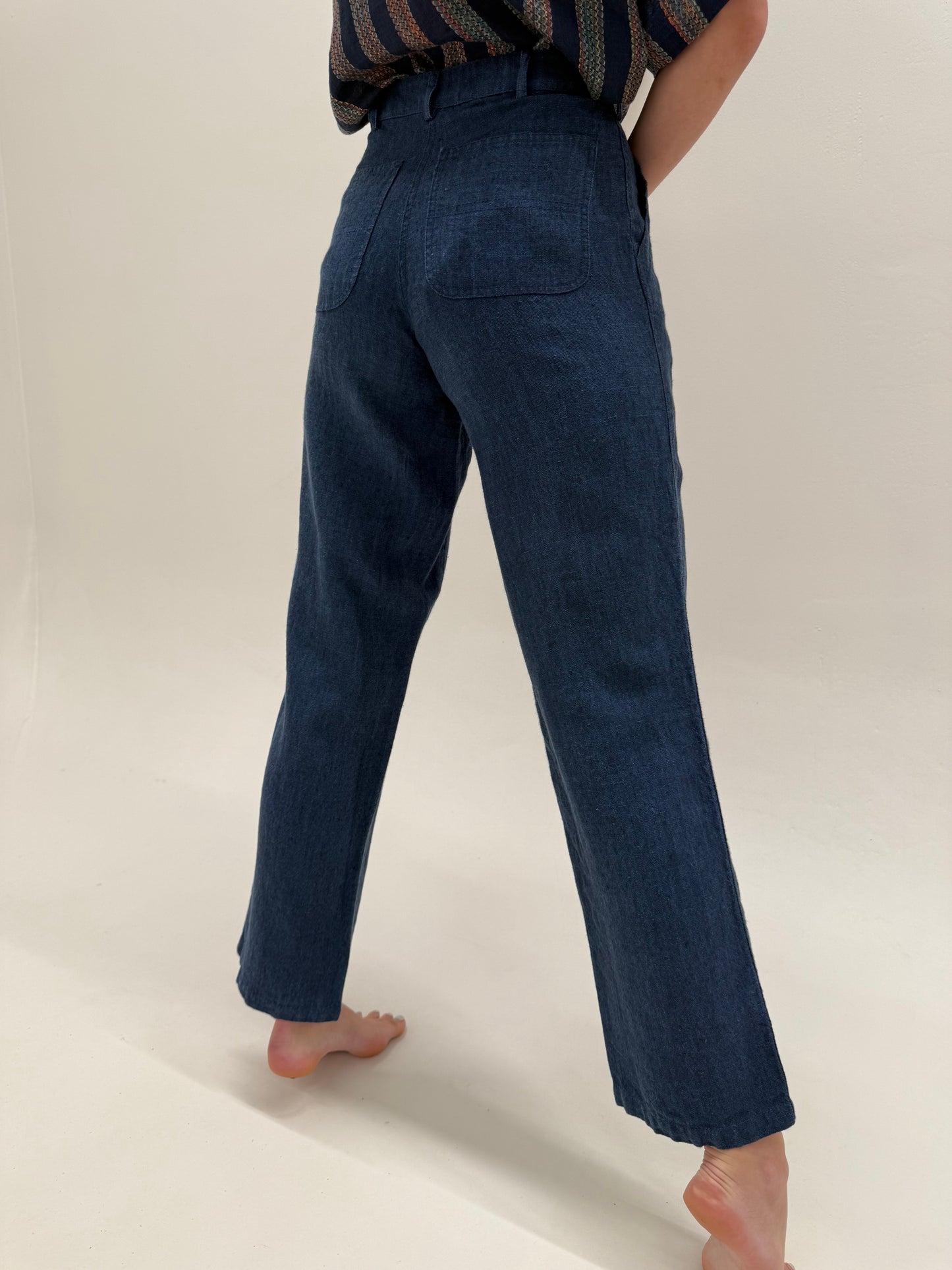 Pantaloni dark blue din pânză de in în croi clasic