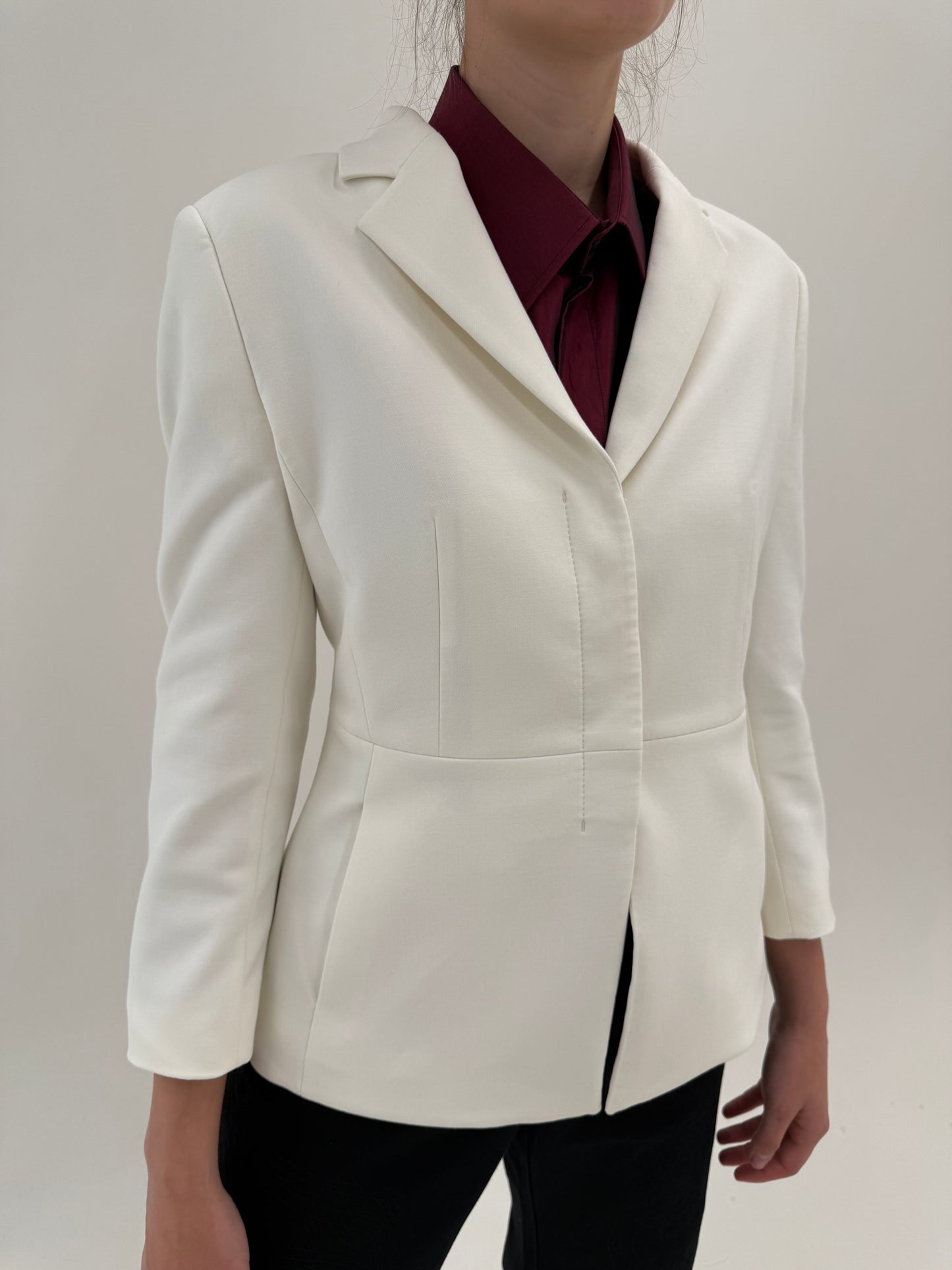 Sacou Hugo Boss butter white de vară în croi business actual specific brandului