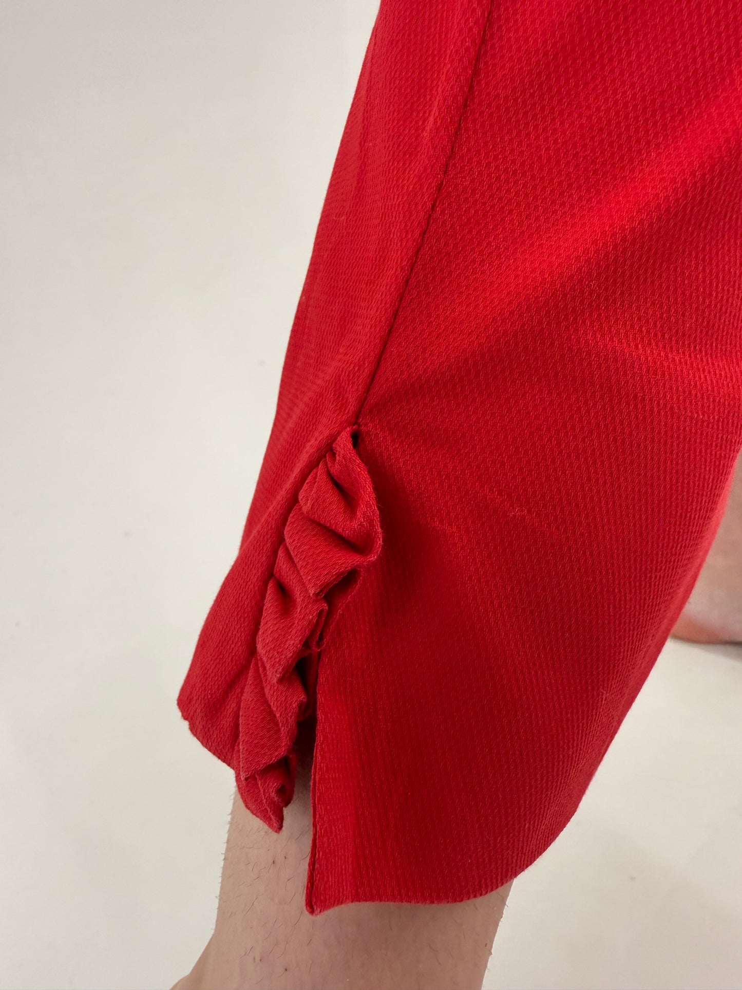 Pantaloni italienești cherry red din bumbac modelator cu detaliu chic la tiv