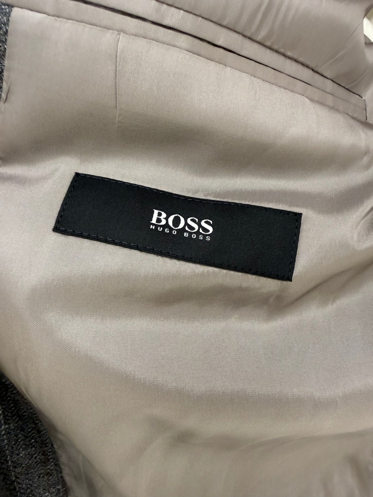 Sacou steel gray Hugo Boss în carouri fine și croi actual