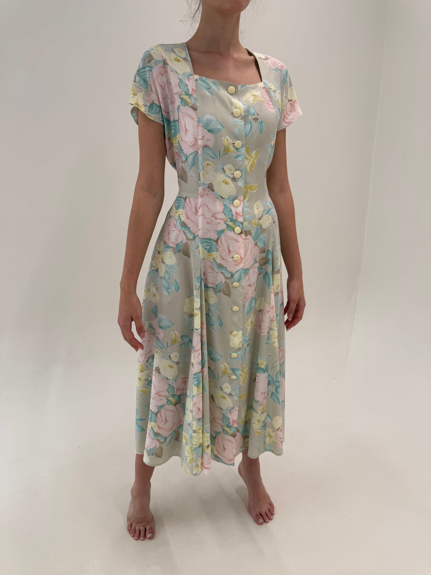 Rochie maxi cu corsaj și print floral superb în culori pudrate