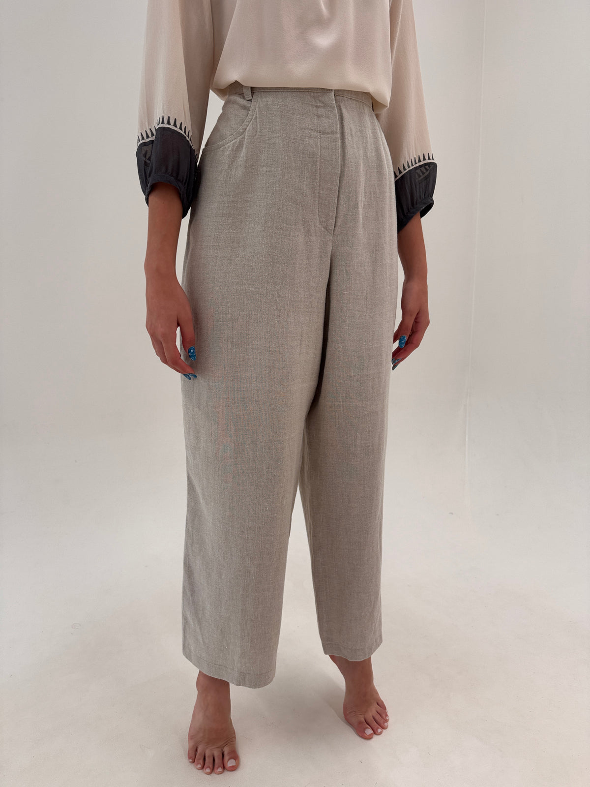 Pantaloni tall din panza excepțională de in sand nude cu talie ultra înaltă și pense