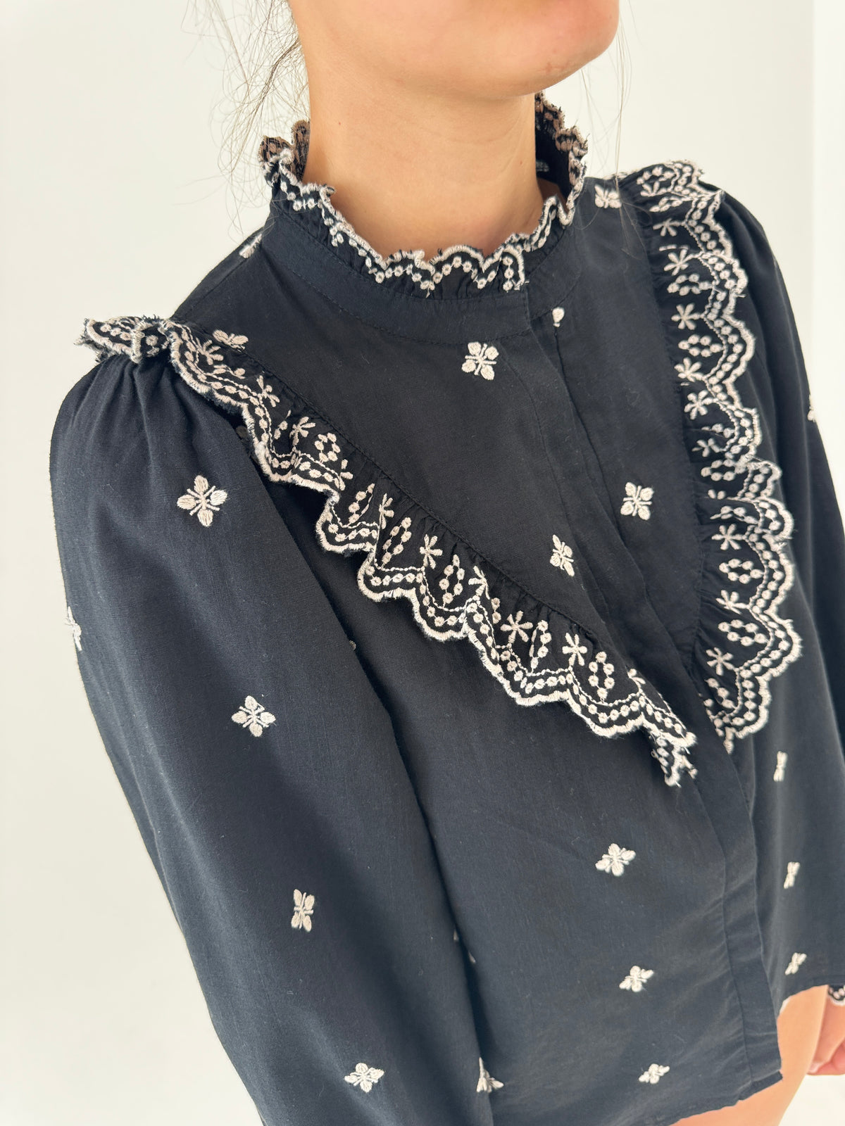Cămașa boho neagra din bumbac moale cu broderie și mâneci ample