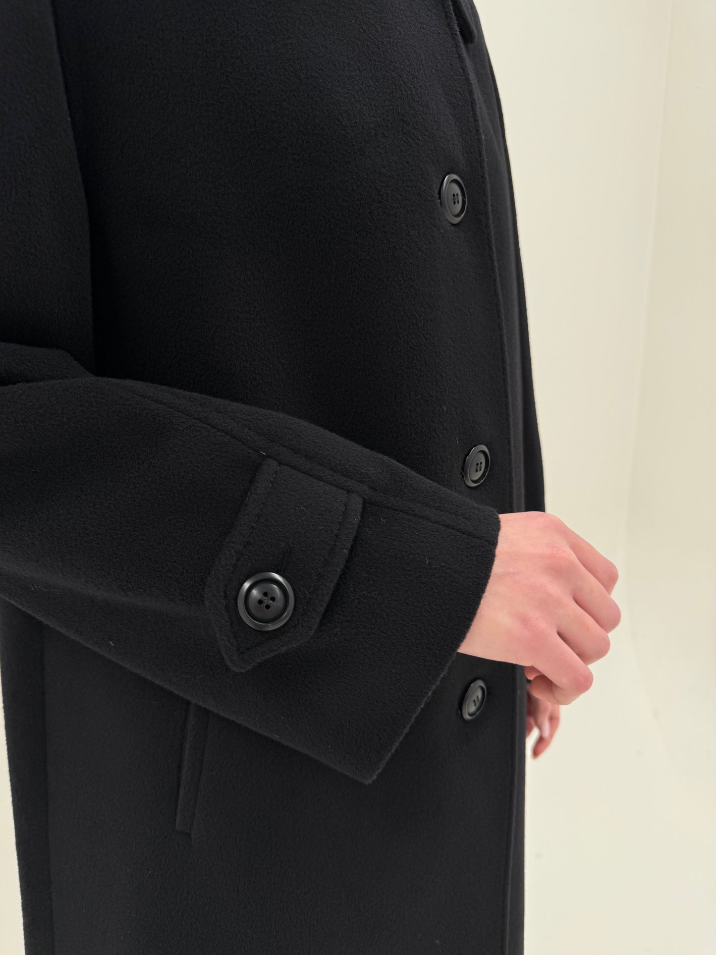 Palton negru italian din stofă de lana excepțională în croi clasic revenit în trend