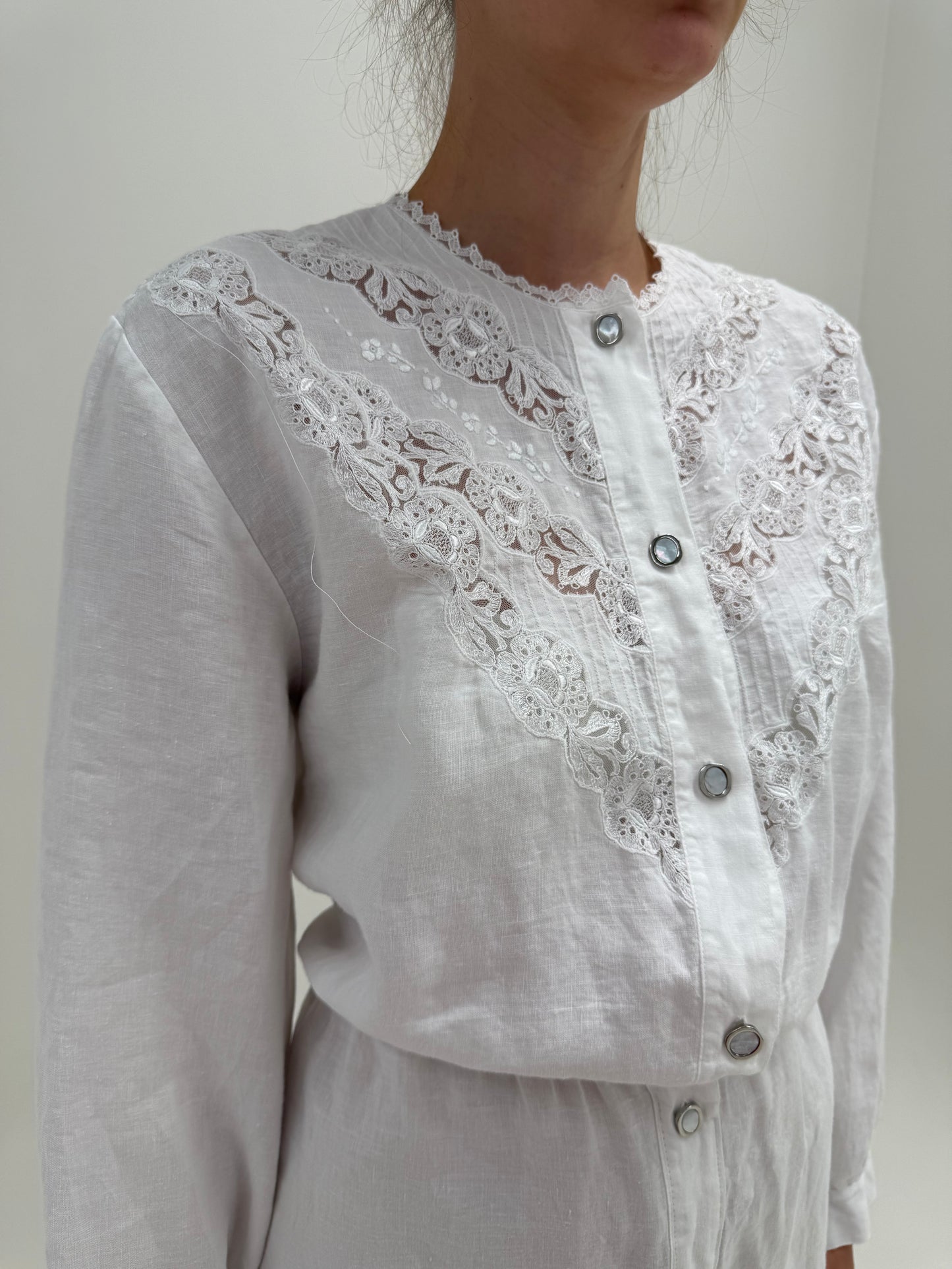 Rochie luxury italiană din cel mai moale in cu dantelă chantily și broderie manuală
