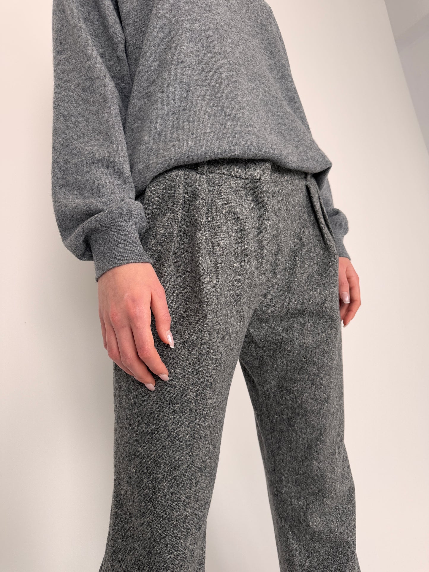 Pantaloni pebble gray din stofă groasă de lana extrafina cu pense