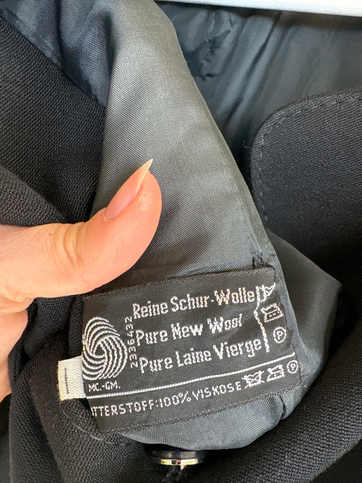 Deux piece vintage negru cu sacou cambrat și revere rotunjite din lana certificată