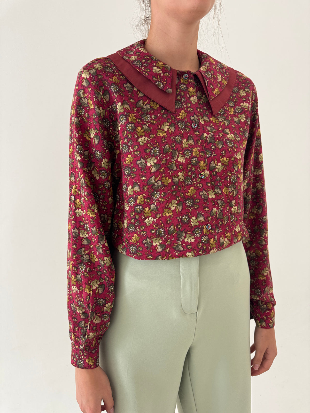 Cămașa vintage burgundy cu print dleisal în culori superbe și guler mare dublu