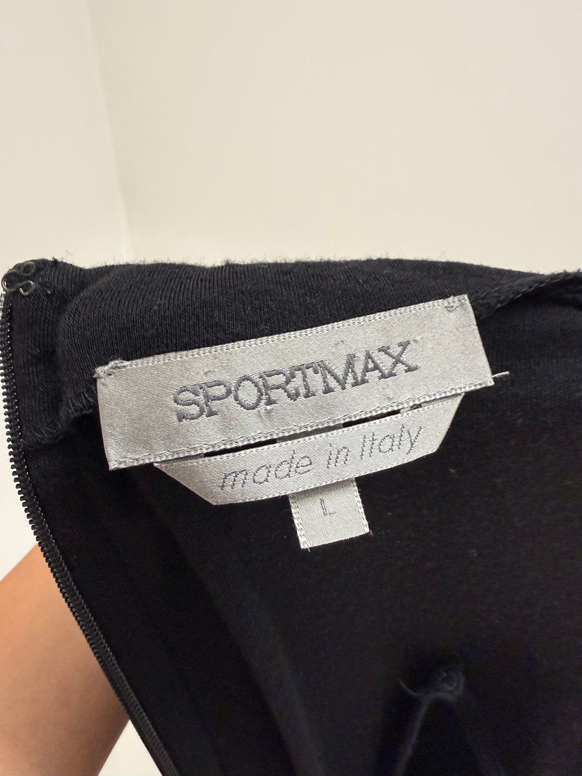 LBD Max Mara din tricot de lana extrafina în croi cambrat cu fornseuri