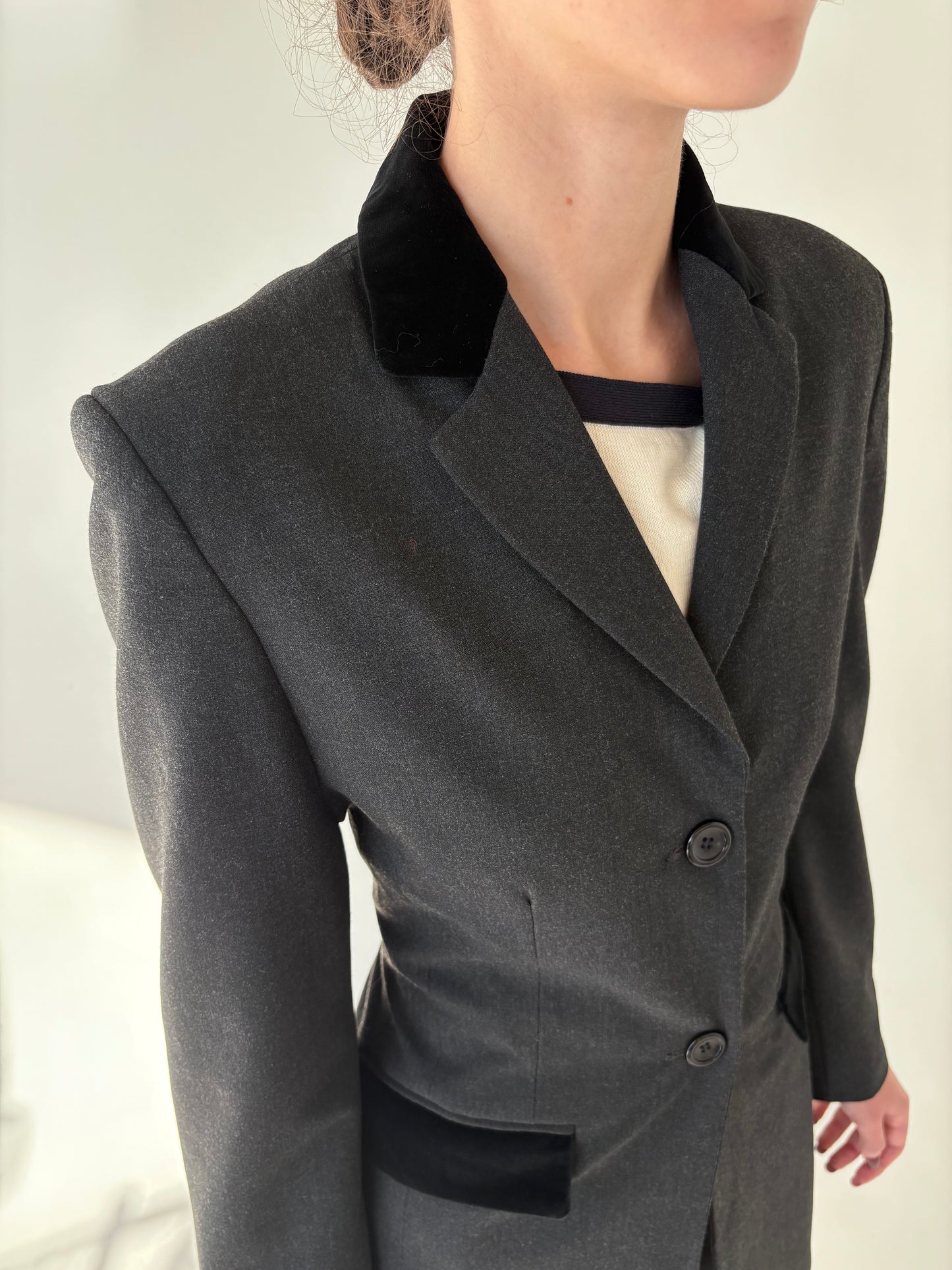 Pardesiu charcoal gray din lana extrafina în croi ușor cambrat