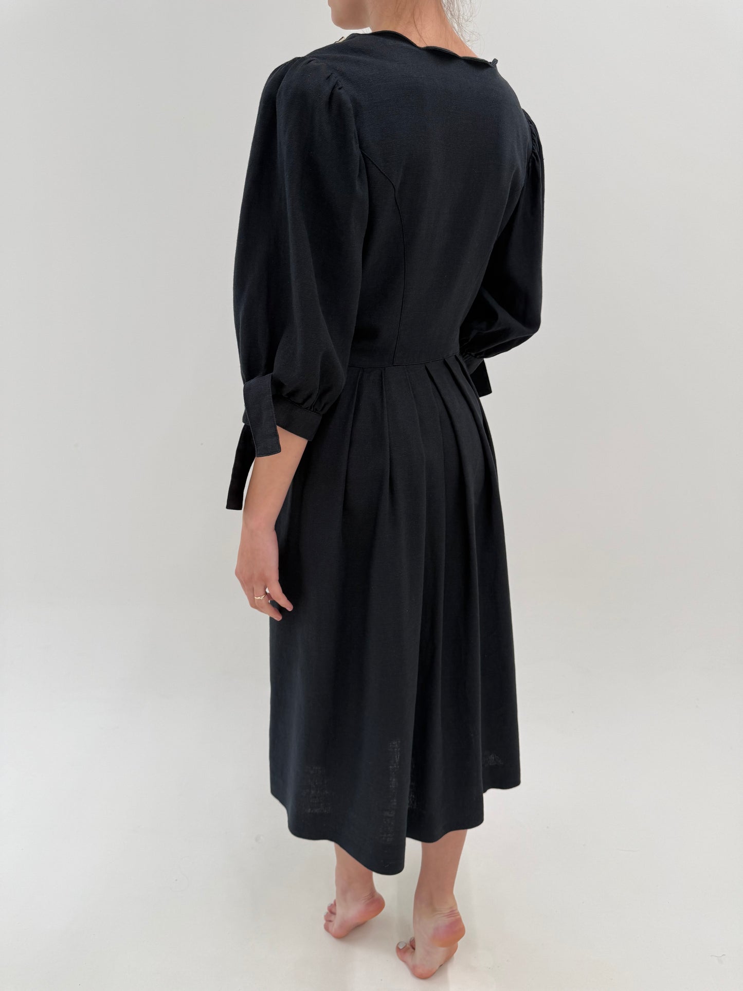Rochie vintage neagră din pânză grea de in și vâscoza cu corsaj și mâneci ușor bufante