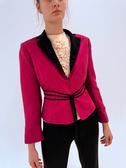 Sacou cambrat fucsia din mătase naturală cu talie ușor reglabilă