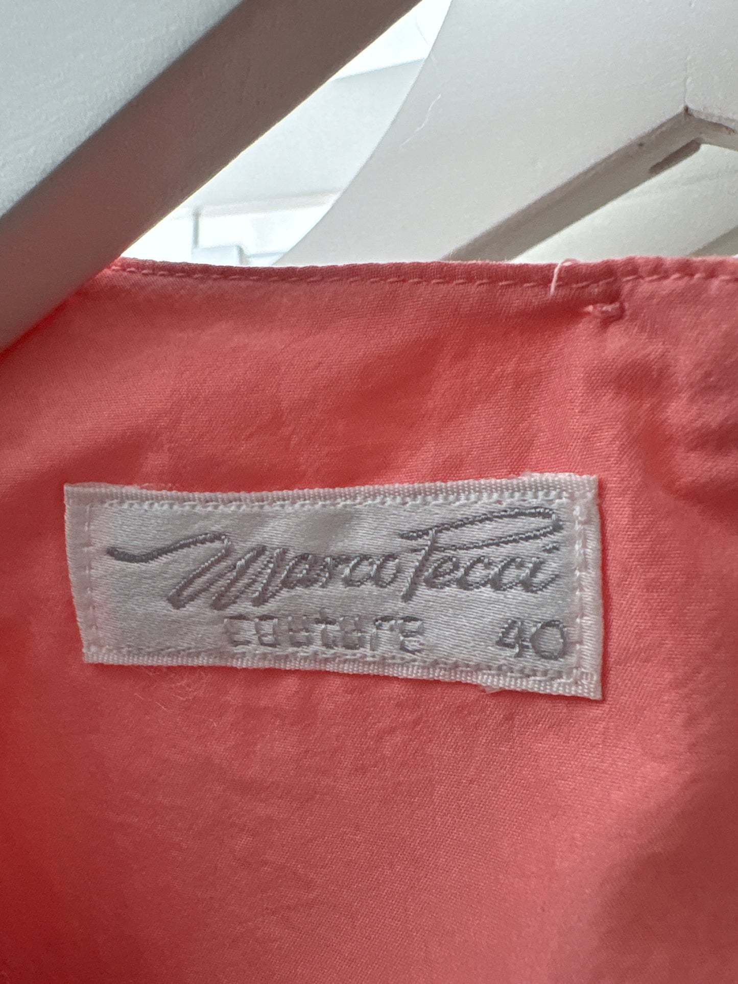 Top salmon Pink cu aplicații manuale perlute în croi lejer minimalist