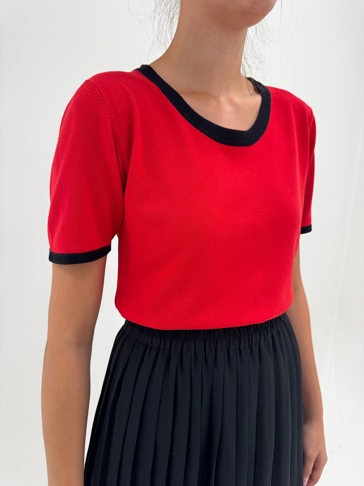 Top cherry red de brand premium din bumbac cu paspoal negru