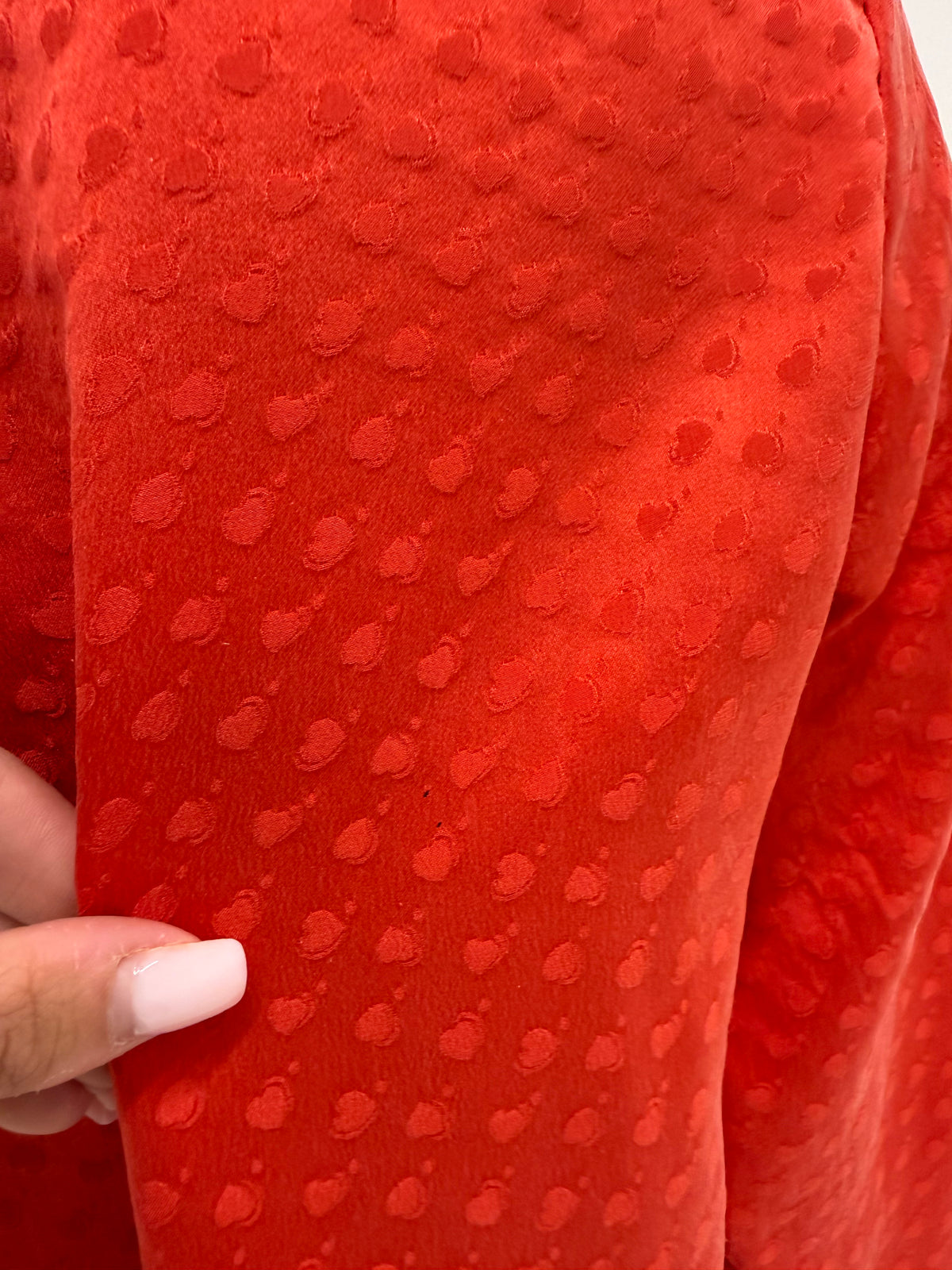 Cămașa spectaculoasă cu eșarfă atașată din mătase naturală texturată coral red