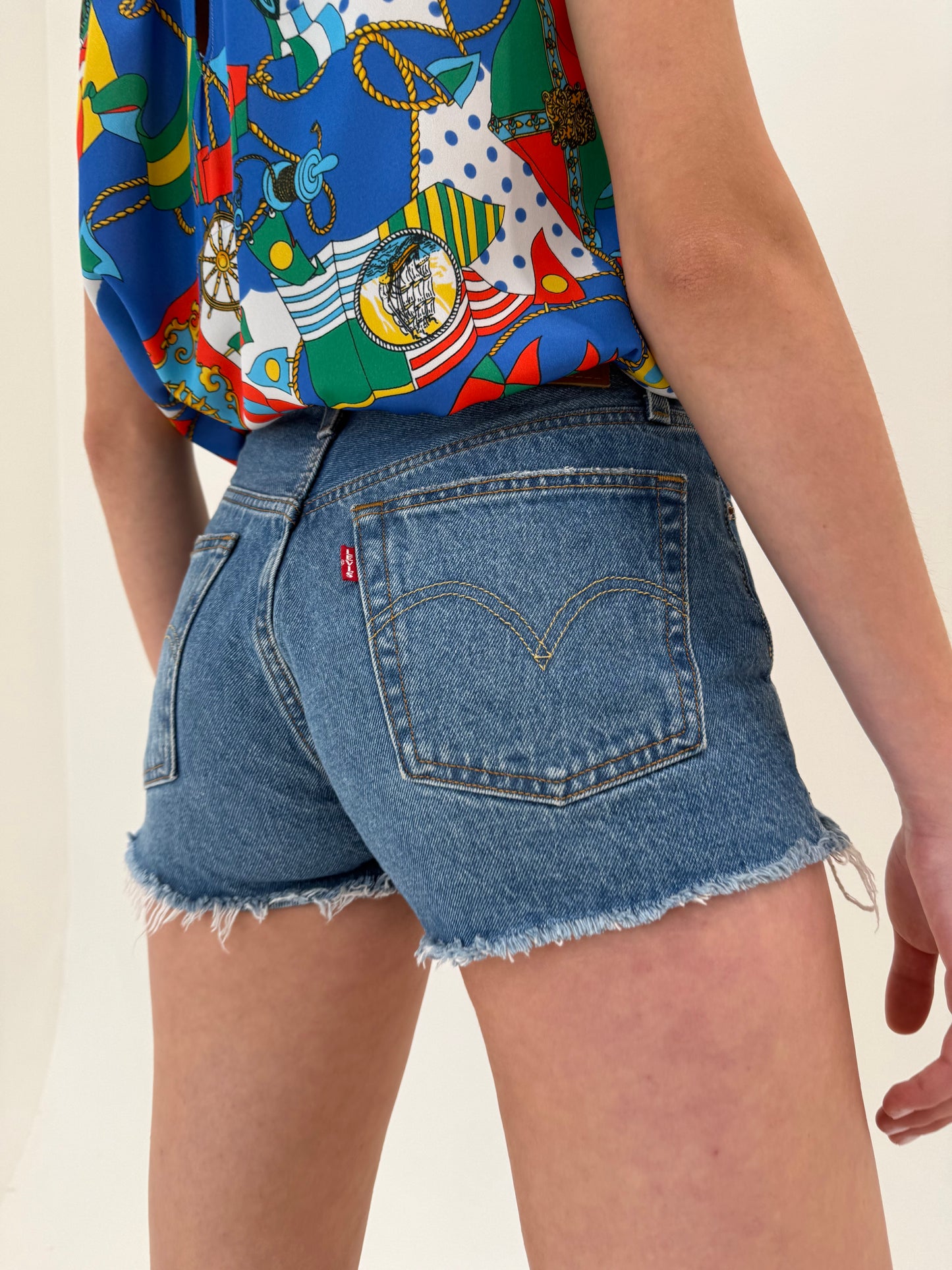Jeans Levi’s scurți 501 cu talie înaltă
