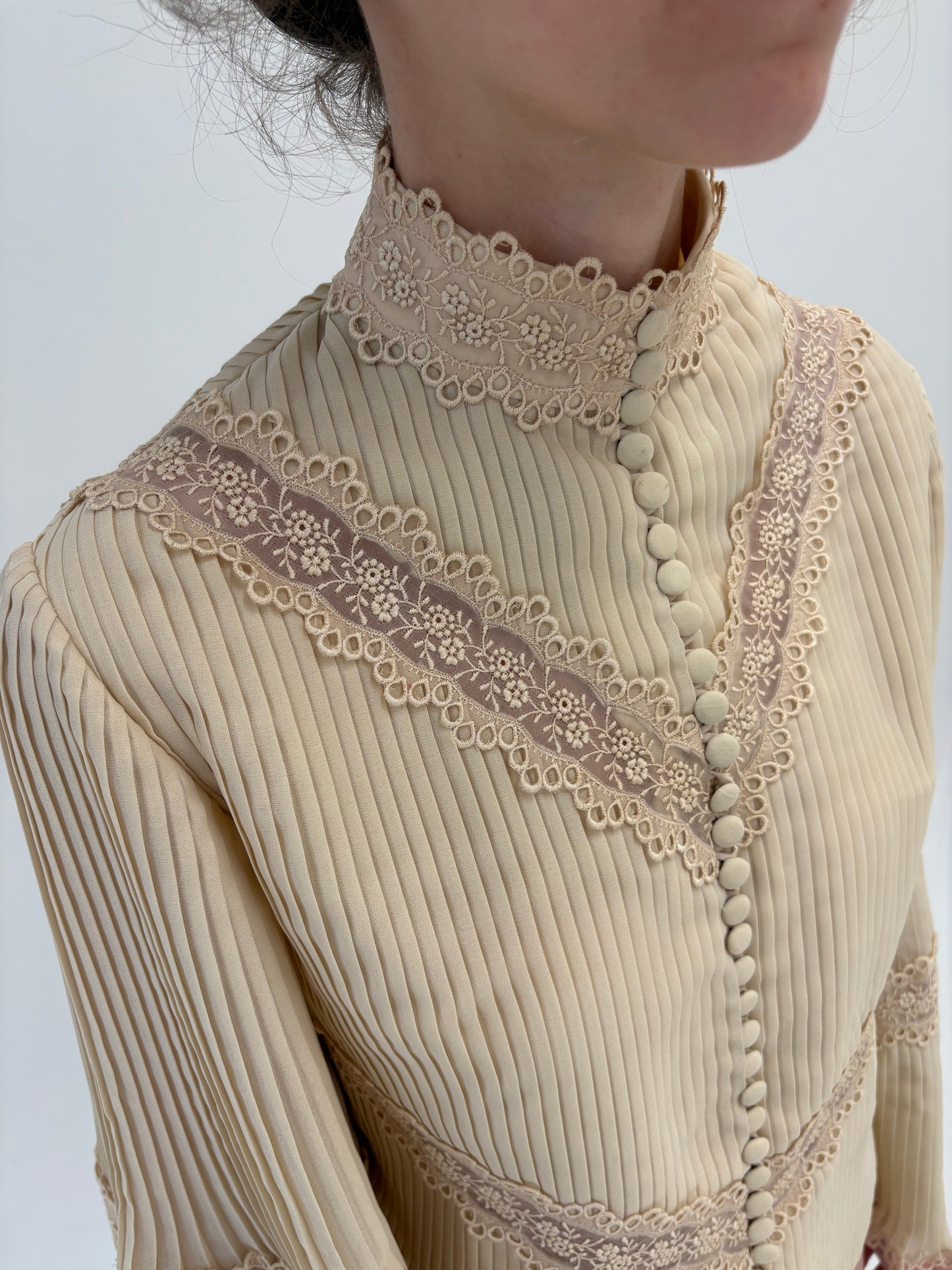 Cămașa old vintage anii 70 cu pliseuri și dantelă macrame
