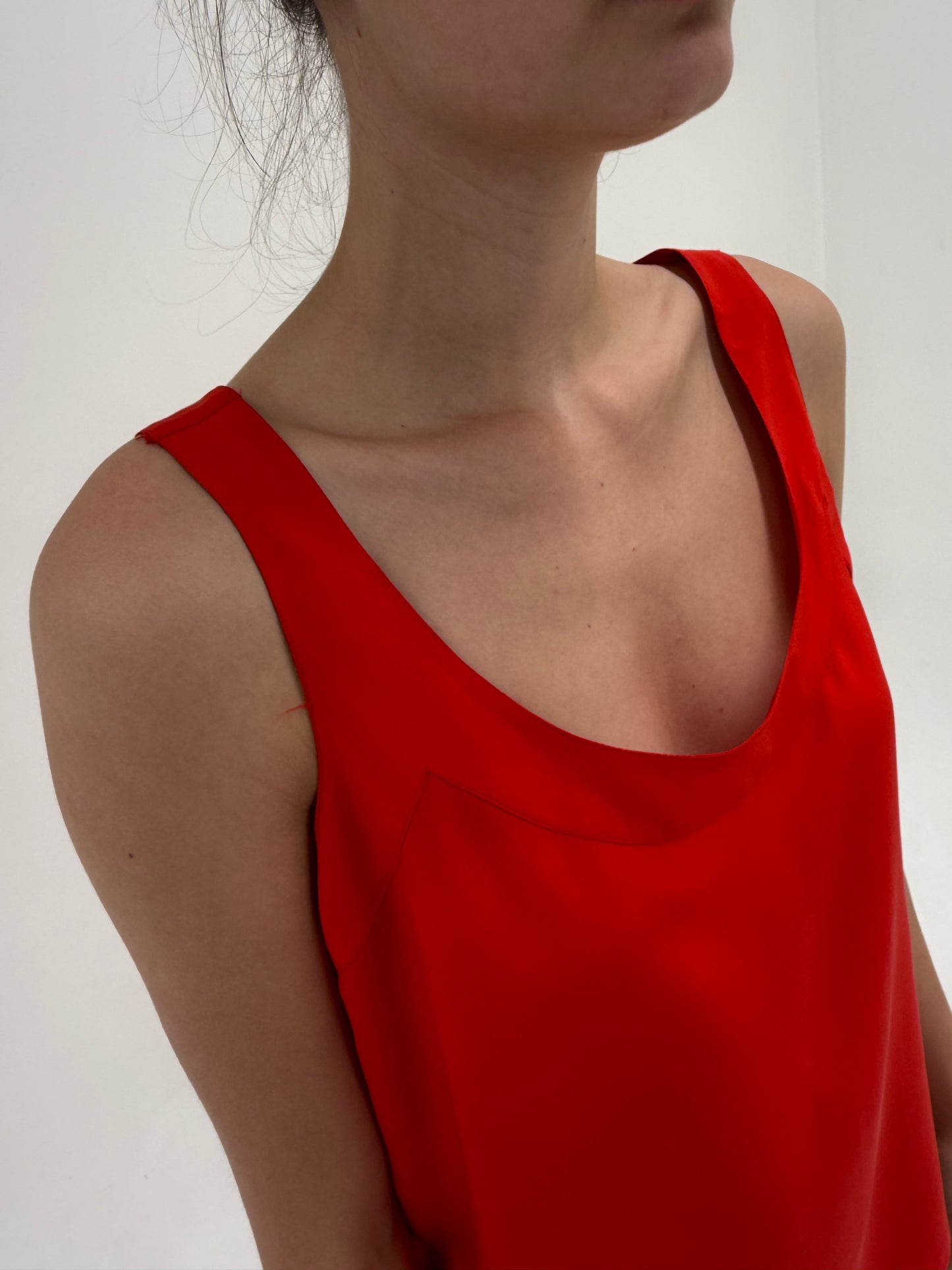Top din mătase naturală în croi minimalist cherry red