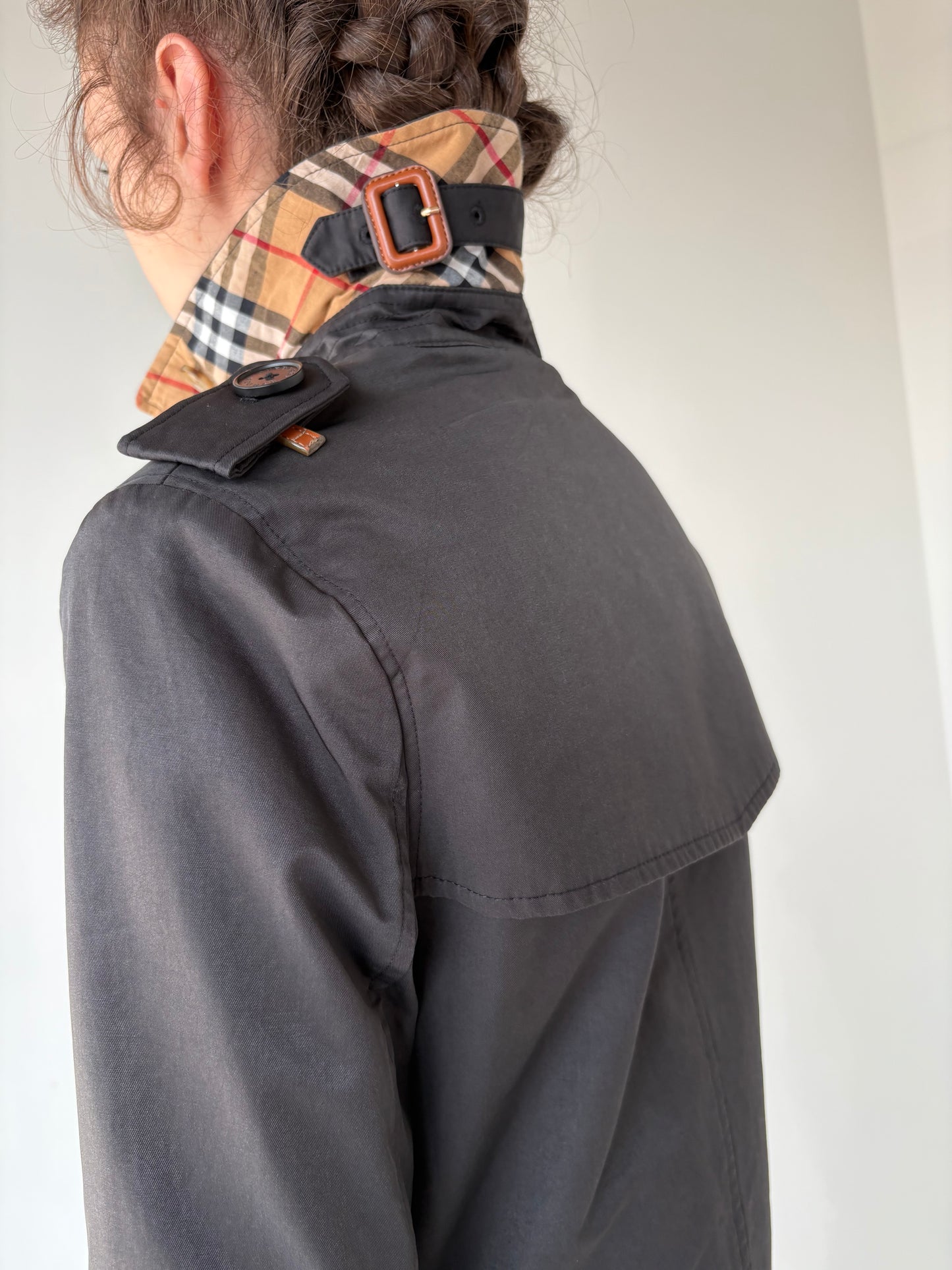 Trench negru Burberry impermeabil cu aplicații din piele naturală