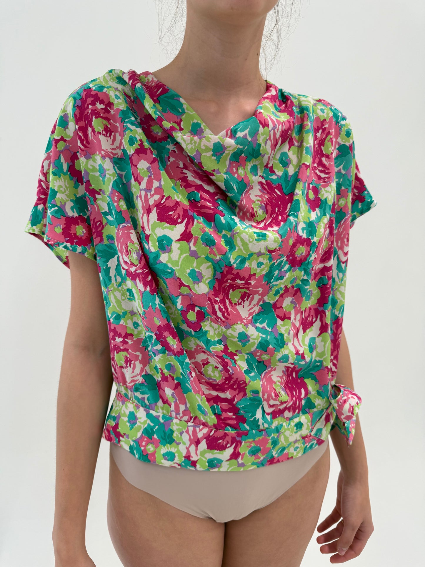 Top exceptional cu bust drapat din mătase naturală și print floral superb