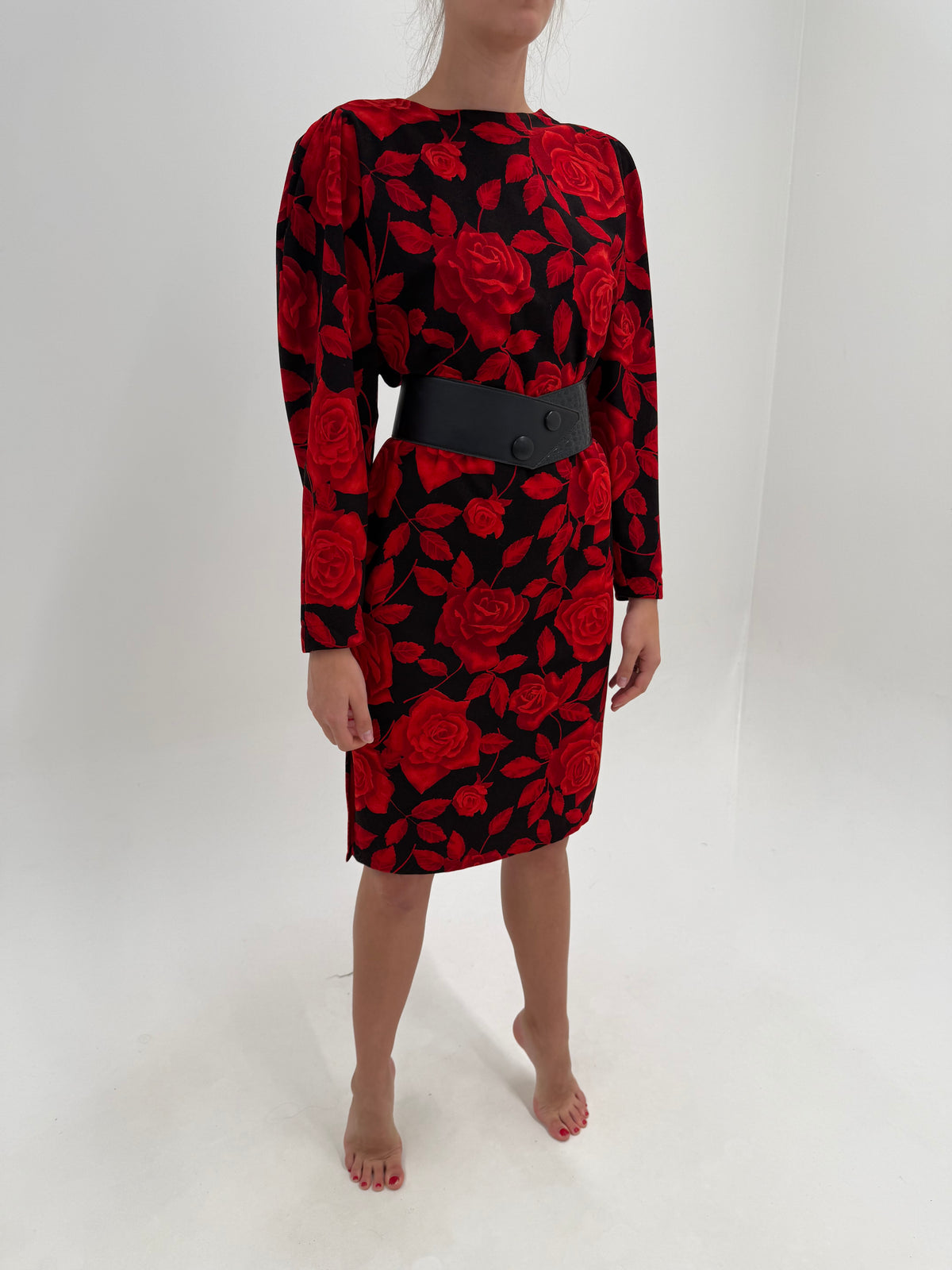 Rochie din lana extrafina neagră cu print roșu cu trandafiri și mâneci ușor bufante
