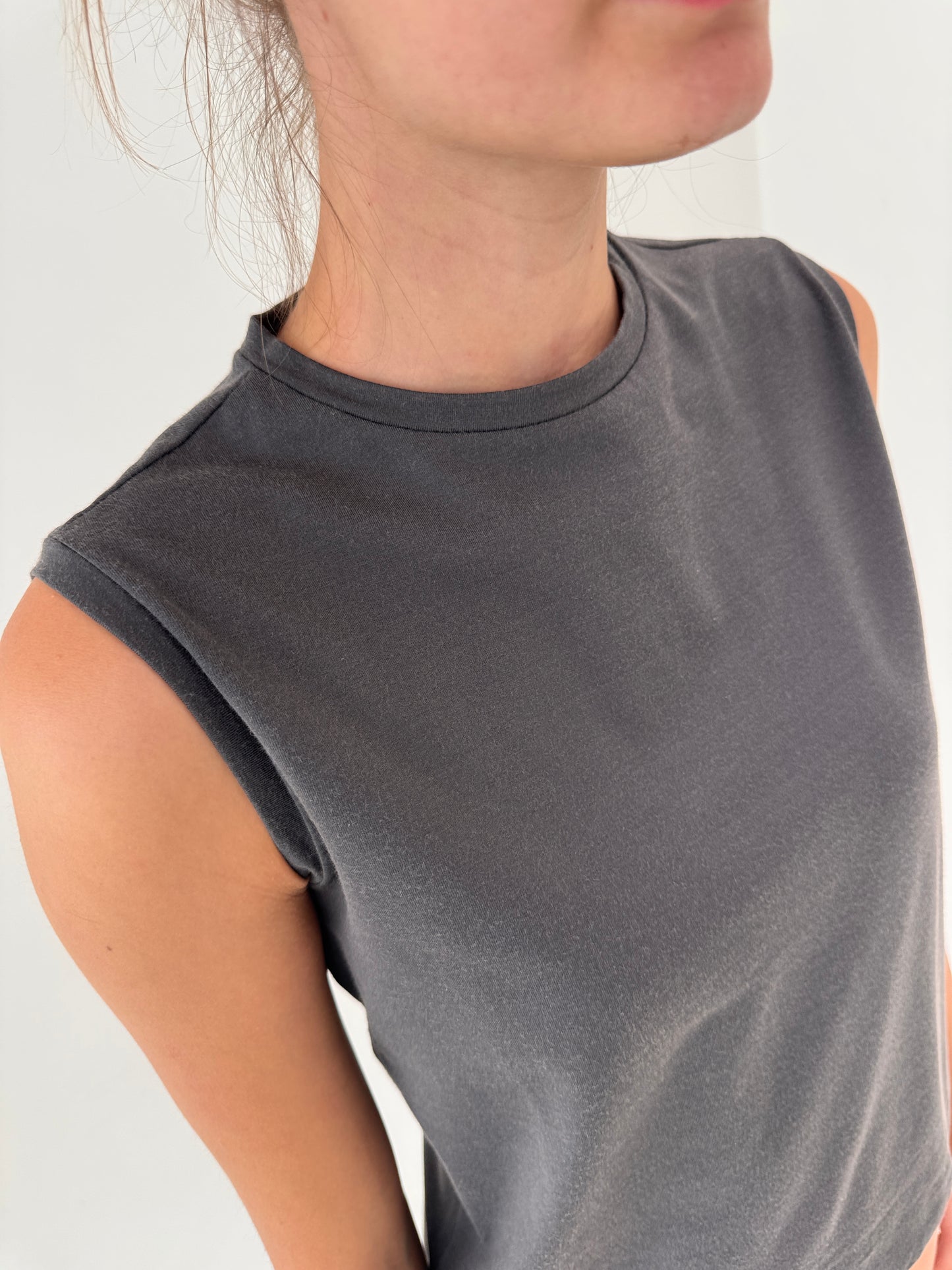 Top Max Mara taupe din bumbac modelator în croi minimalist