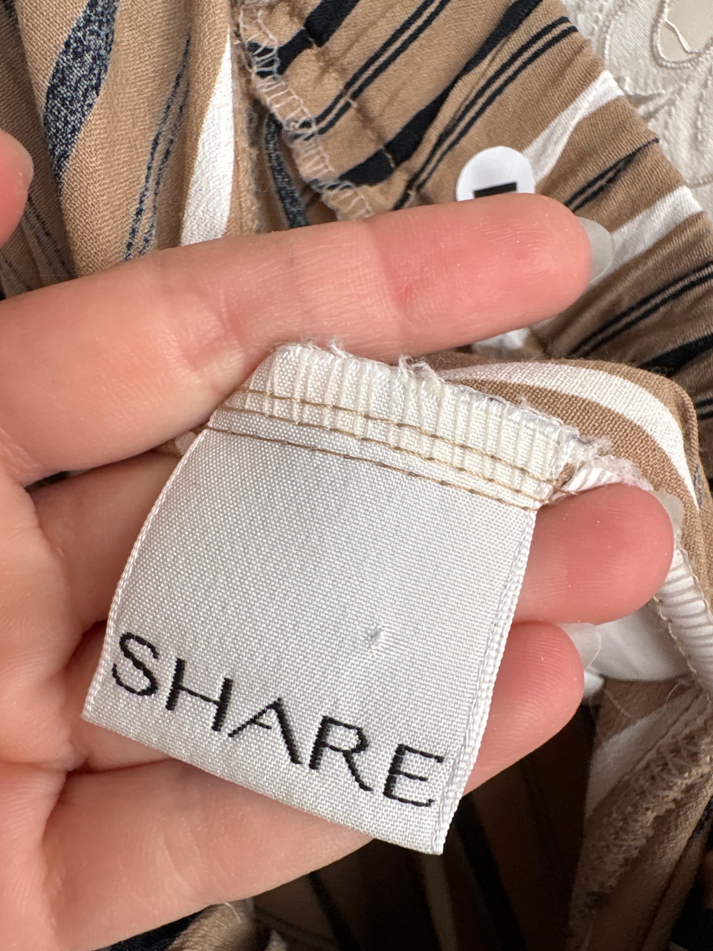 Pantaloni tall spre palazzo în dungi fine dark camel cu talie elastică