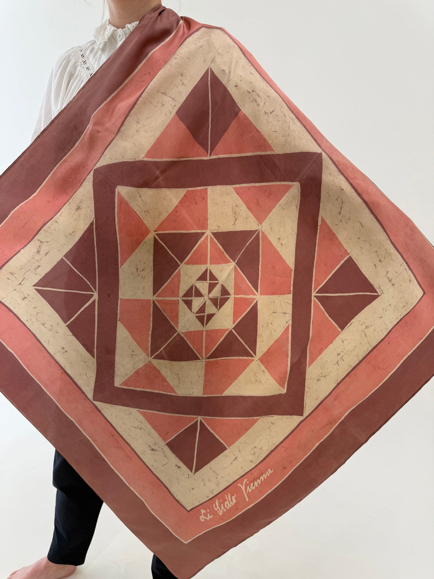 Eșarfă din mătase naturală în nuanțe dusty de roz cu print geometric