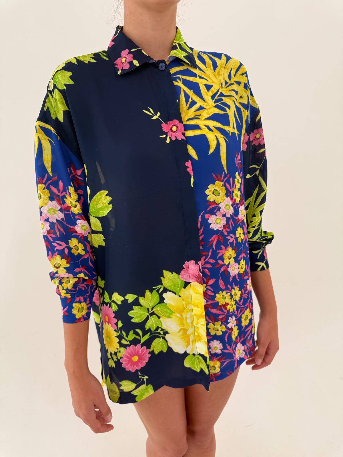 Cămașa vintage Versace petite în cori lung cu print floral superb