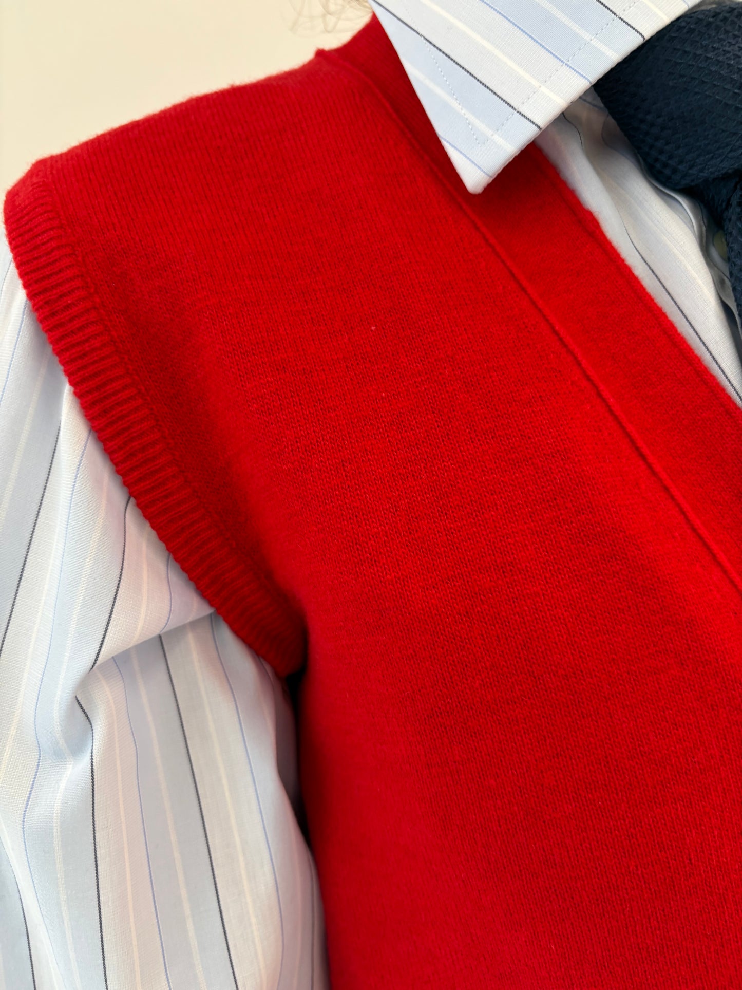 Vestă/ top cherry red vintage italiană din lana extrafina