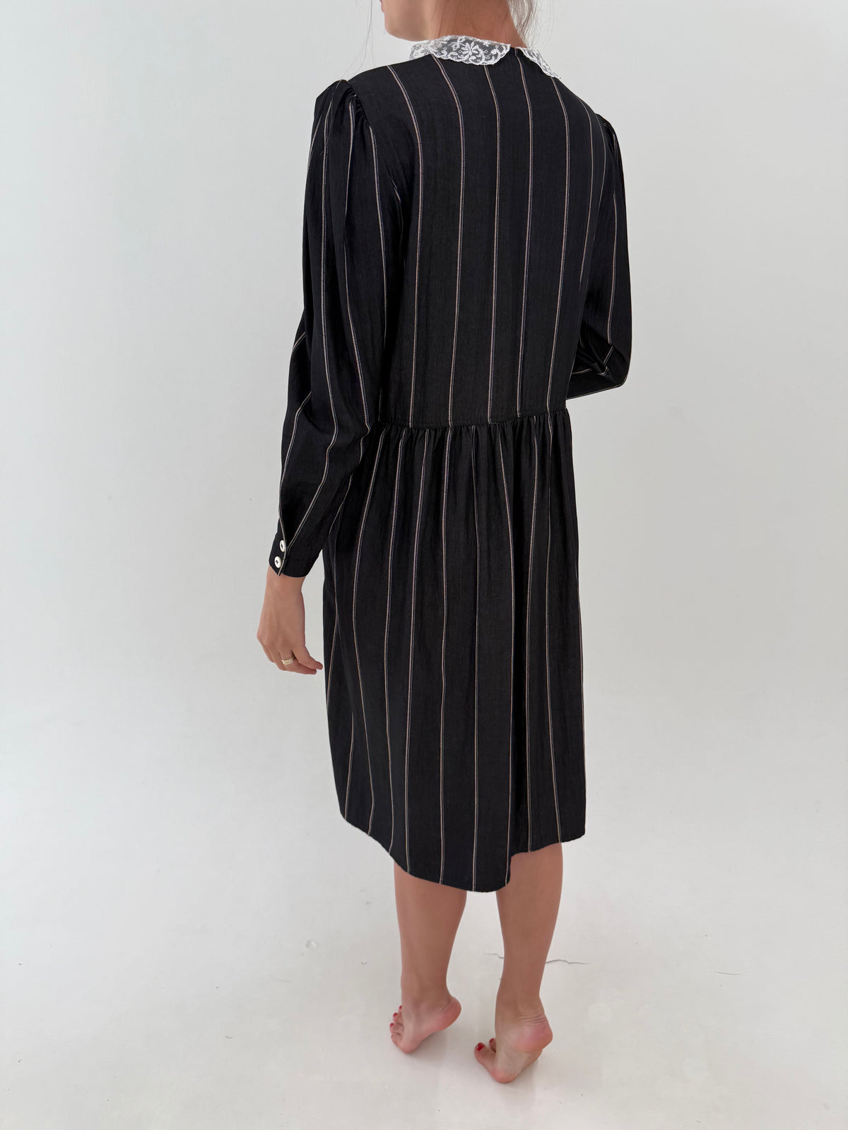 Rochie vintage cu talie marcată și dungi fine verticale din țesătură plină naturală