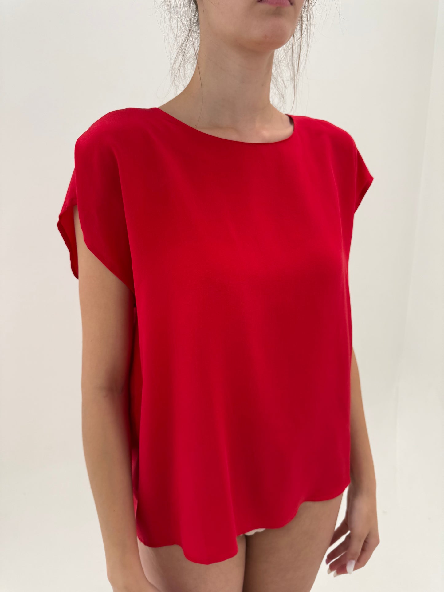 Top din mătase naturală cherry red în croi lejer minimalist