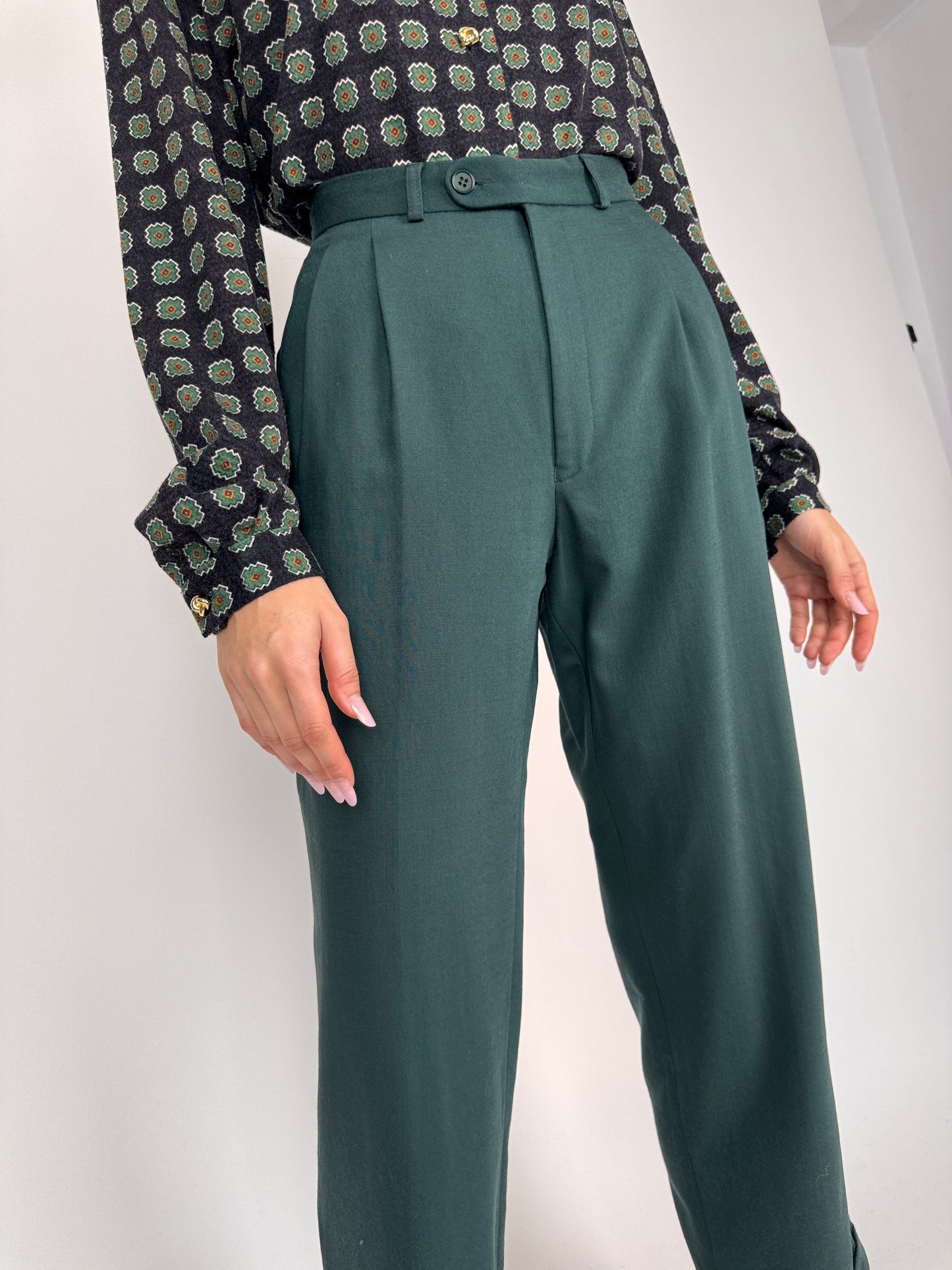 Pantaloni pine green din lana plină extrem de fină cu talie înaltă și pense