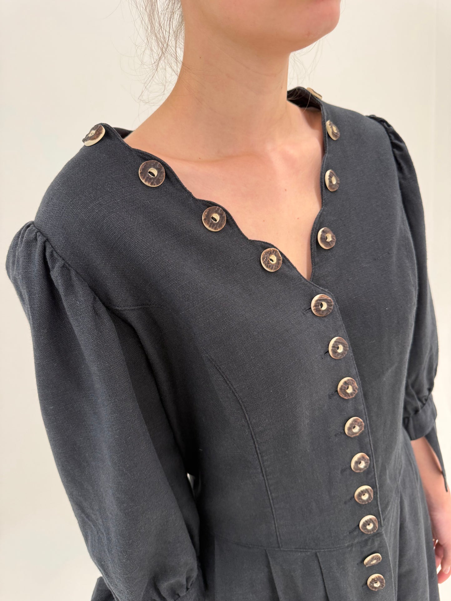 Rochie vintage neagră din pânză grea de in și vâscoza cu corsaj și mâneci ușor bufante
