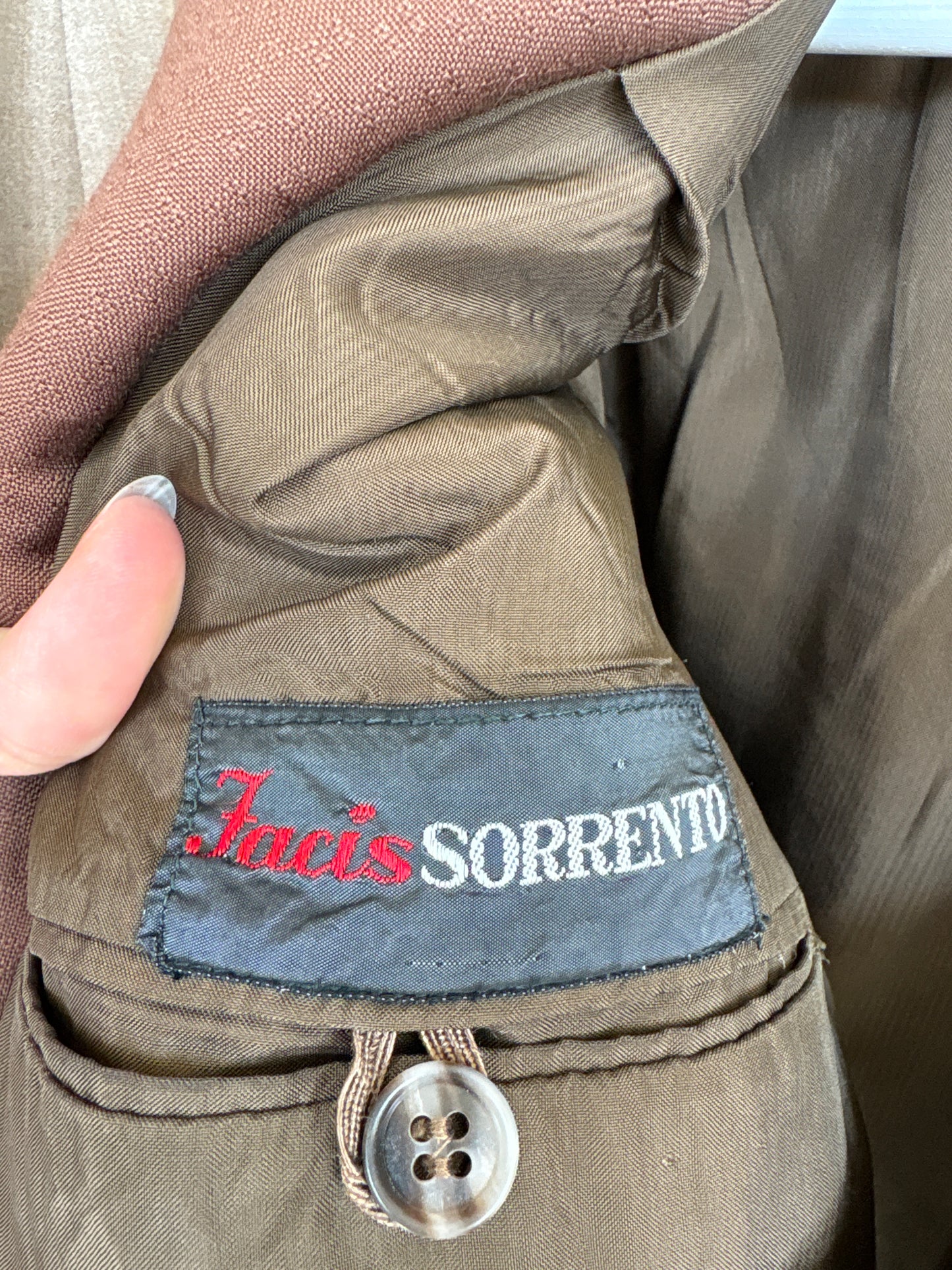 Sacou chocolate brown din lana ușor structurată în croi actual