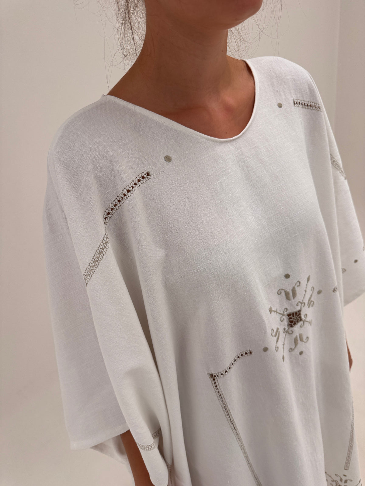 Kaftan tall din pânză excepțională de in cu broderie manuală ușor contrastanta