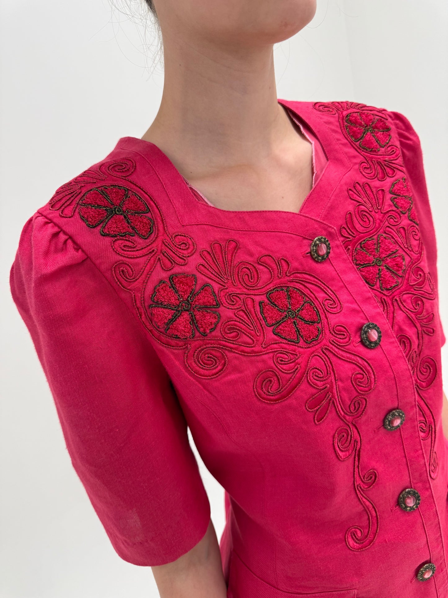 Sacou dark fucsia cu broderie din in excepțional italian în croi cambrat
