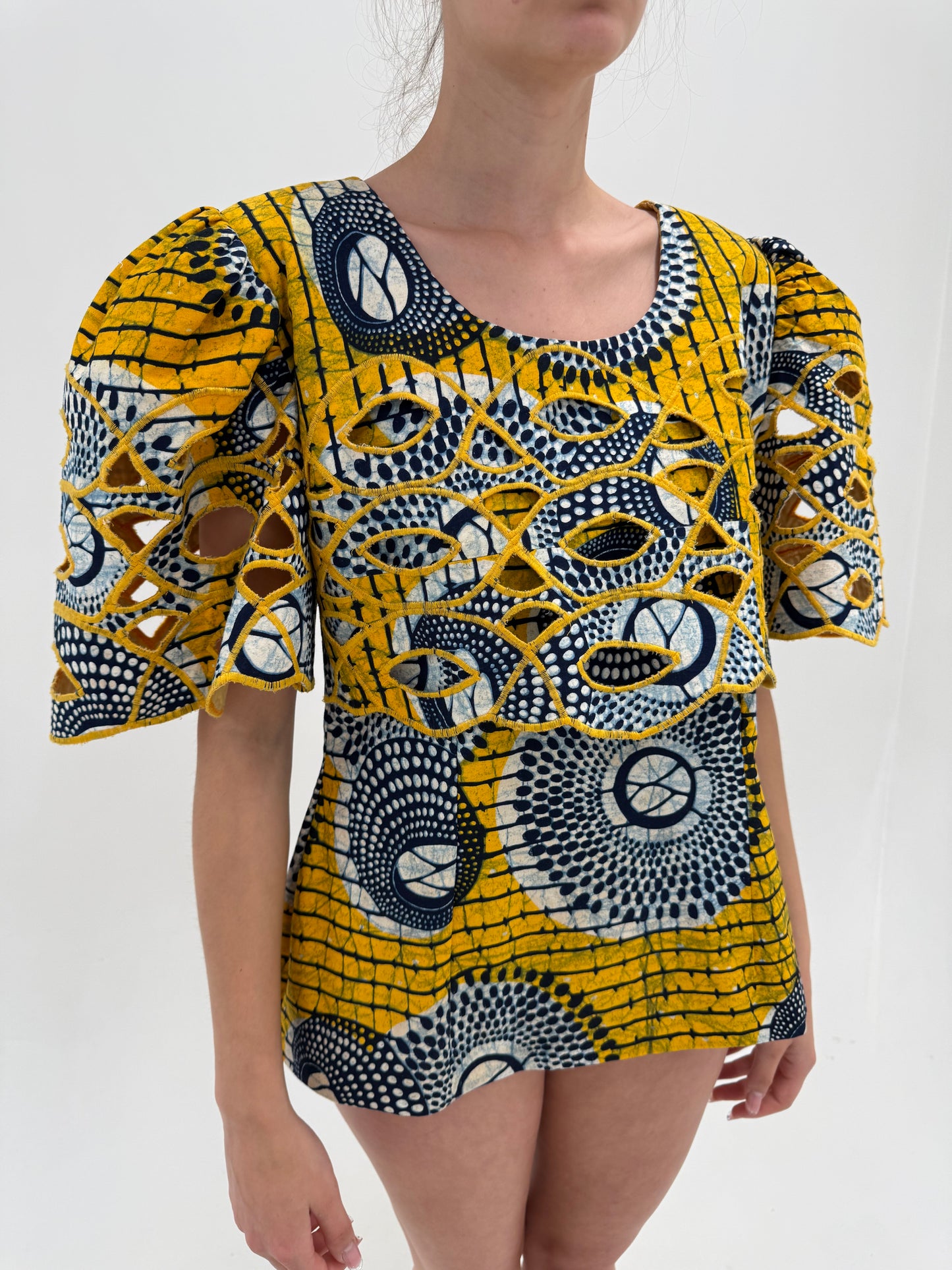 Top spectaculos din pânză de bumbac cu peplum și print manual cu broderie