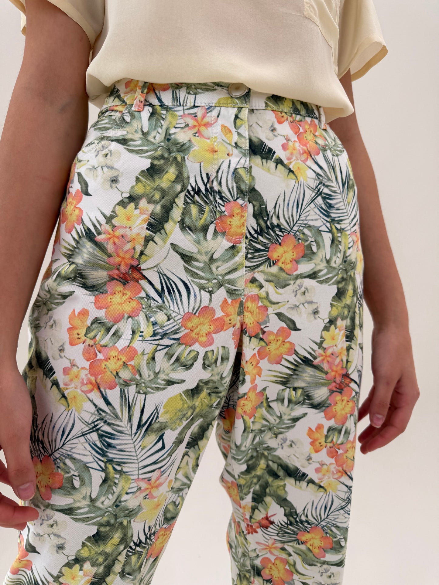 Pantaloni capri din bumbac modelator cu print organic superb