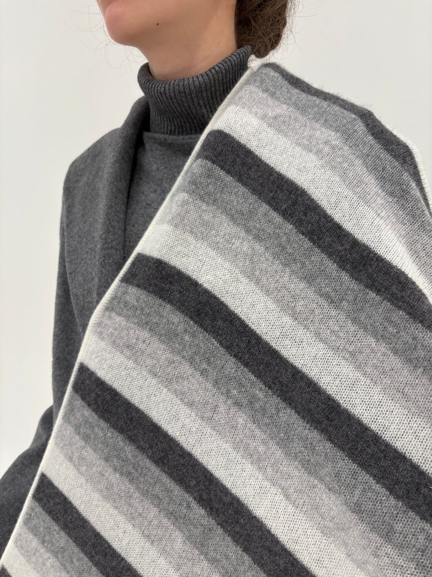 Shawl XXXL din cașmir în dungi și nuanțe de gri