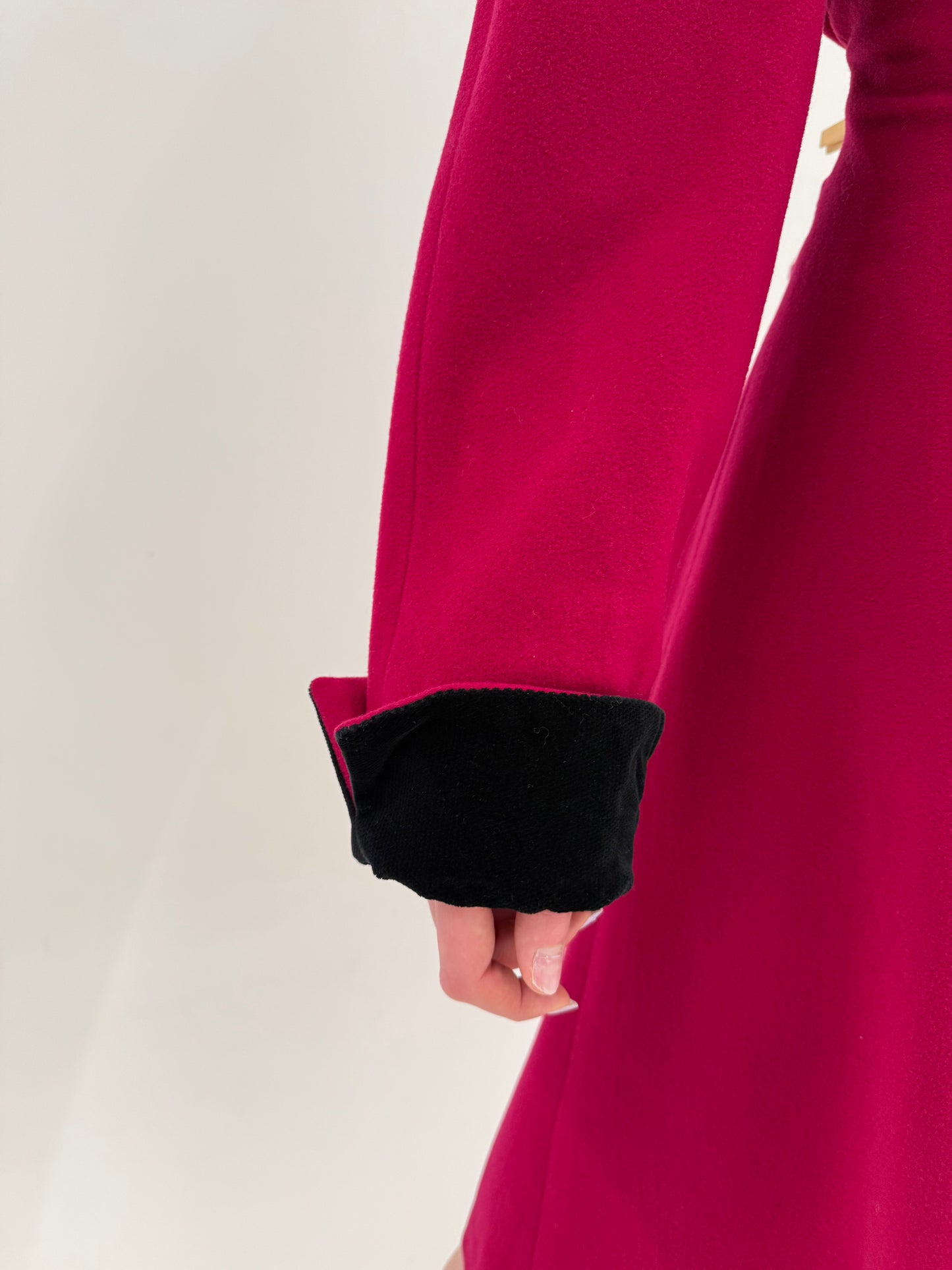 Palton magenta cambrat din stofă excepțională de lana cu cașmir