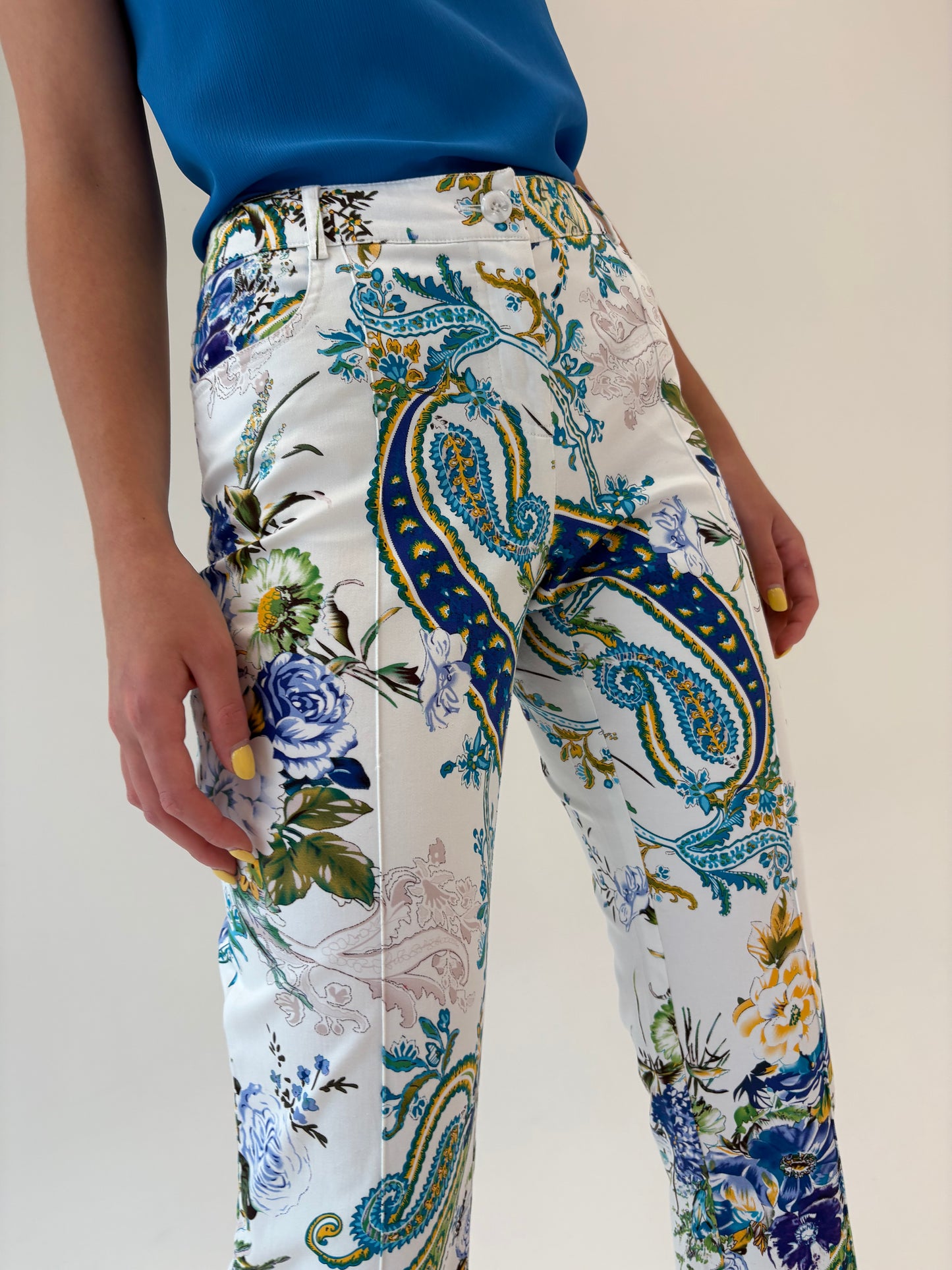Pantaloni din bumbac modelator cu print paisley în culori superbe